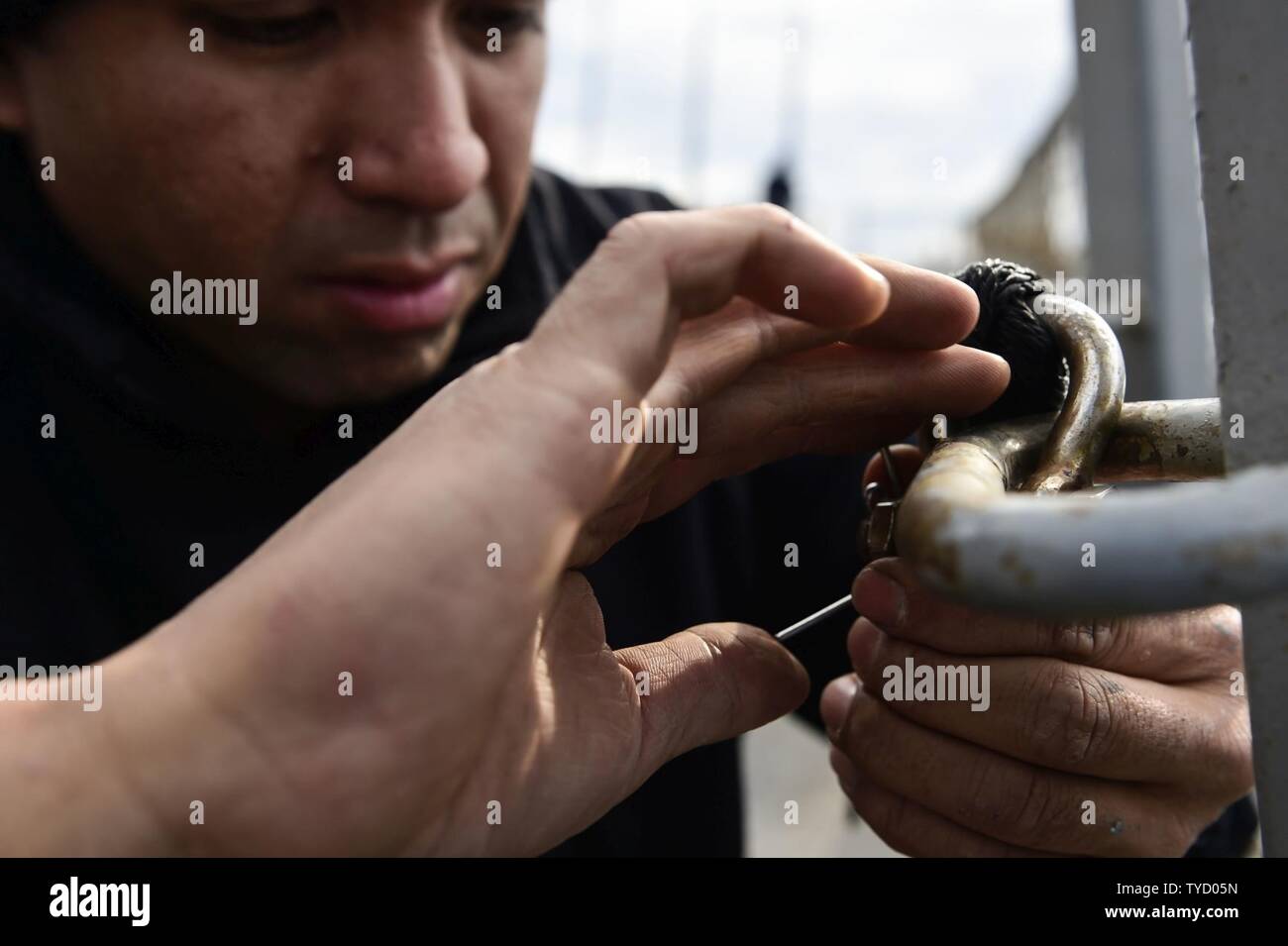 BAY, Grecia (nov. 1, 2016) Il Marinaio Julian Castanos da Denver, sostituisce le coppiglie su una linea di vita a bordo della USS Ross (DDG 71 nov. 1, 2016. Ross, un Arleigh Burke-class guidato-missile distruttore, distribuita a Rota, Spagna, sta conducendo operazioni navali negli Stati Uniti Sesta flotta area di operazioni a sostegno degli Stati Uniti per gli interessi di sicurezza nazionali in Europa e in Africa. Foto Stock