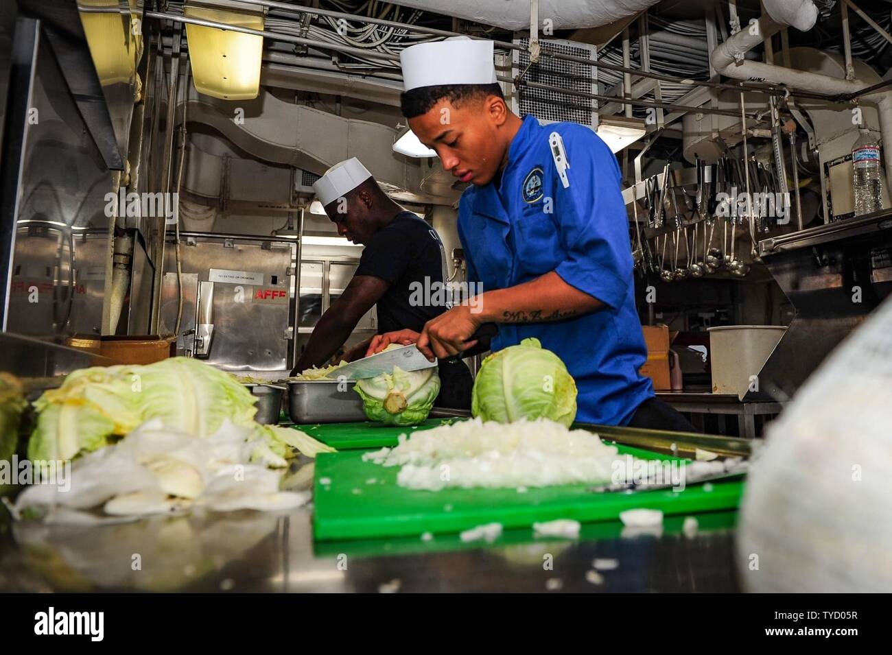 Quinta Flotta, sesta flotta, undicesimo MEU, 2016, Bahrein, BHR, CG 57, CG-57, combattere la fotocamera, COMCAM, ddg 80, DDG 92, distribuzione distruttore, DQ503, Elberg, ENDURANCE CANOTTIERE, EOD, Expeditionary, le attività della flotta Sasebo, ponte di volo, le operazioni di volo, quarti di volo, Grecia, Homecoming, Homeport, HSC 21, Giappone, JEB Little Creek, JS Hyuga 181, appassionato di spada 2017, Kitsap County, LHD 6, LHD6, Biblioteca, LPD 17, MAKIN ISLAND, Marine Corps reclutare Depot, Marine Corps reclutare deposito a San Diego, Momsen, NASWI, Naval Air Station Whidbey Island, Base Navale Kitsap, marina, navy kids, NECC, PTM, norfolk, NSE, pacifico, FOTO E Foto Stock