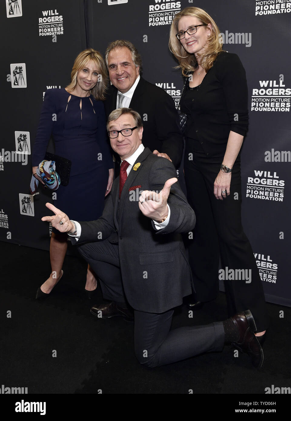 (L-R) permanente del xx secolo Fox co-presidente Stacey Snider, Fox Filmed Entertainment Chairman e Chief Executive Officer Jim Gianopulos, 20th Century Fox, presidente della produzione Emma Watts e direttore Paul Feig frequentare il pioniere dell'anno la cena al Caesars Palace durante il CinemaCon, la convenzione ufficiale dell Associazione Nazionale dei proprietari di teatro, in Las Vegas, Nevada, il 22 aprile 2015. Foto di David Becker/UPI Foto Stock