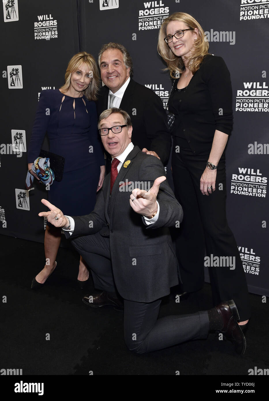 (L-R) permanente del xx secolo Fox co-presidente Stacey Snider, Fox Filmed Entertainment Chairman e Chief Executive Officer Jim Gianopulos, 20th Century Fox, presidente della produzione Emma Watts e direttore Paul Feig frequentare il pioniere dell'anno la cena al Caesars Palace durante il CinemaCon, la convenzione ufficiale dell Associazione Nazionale dei proprietari di teatro, in Las Vegas, Nevada, il 22 aprile 2015. Foto di David Becker/UPI Foto Stock