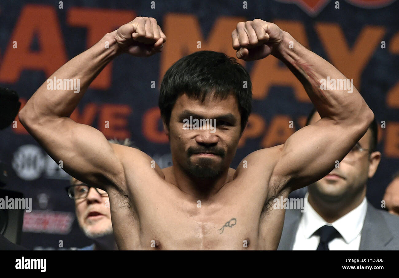 Manny Pacquiao indossa delle Filippine gesti come egli passi sulla scala al funzionario pesare-in al MGM Grand Garden Arena venerdì 1 maggio 2015 a Las Vegas, Nevada. Pacquiao dovrà affrontare la WBC/WBA welterweight champion Floyd Mayweather Jr in una unificazione bout il 2 maggio 2015 a Las Vegas. Foto di David Becker/UPI Foto Stock