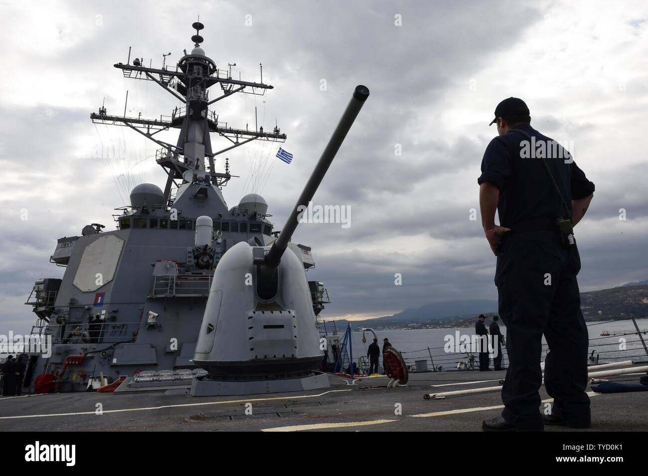 BAY, Grecia (nov. 1, 2016) Petty Officer 1. Classe Manuel Soares da Tulare, California, sorge guardia di sicurezza a bordo della USS Ross (DDG 71) durante la conduzione di pre-verifica incendio al marchio 45 pistola leggera nov. 1, 2016. Ross, un Arleigh Burke-class guidato-missile distruttore, distribuita a Rota, Spagna, sta conducendo operazioni navali negli Stati Uniti Sesta flotta area di operazioni a sostegno degli Stati Uniti per gli interessi di sicurezza nazionali in Europa e in Africa. Foto Stock