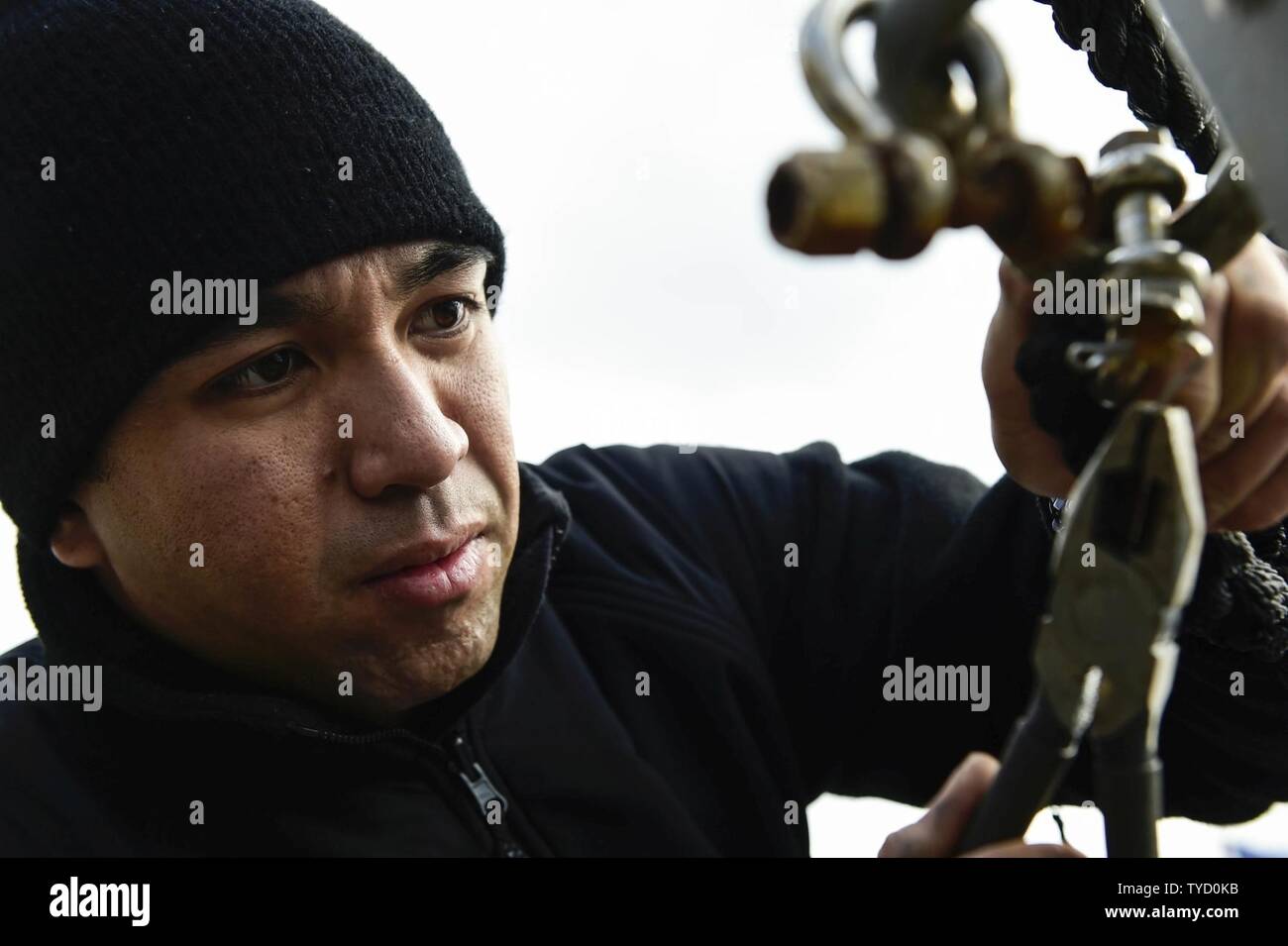 BAY, Grecia (nov. 1, 2016) Il Marinaio Julian Castanos da Denver, sostituisce le coppiglie su una linea di vita a bordo della USS Ross (DDG 71 nov. 1, 2016. Ross, un Arleigh Burke-class guidato-missile distruttore, distribuita a Rota, Spagna, sta conducendo operazioni navali negli Stati Uniti Sesta flotta area di operazioni a sostegno degli Stati Uniti per gli interessi di sicurezza nazionali in Europa e in Africa. Foto Stock