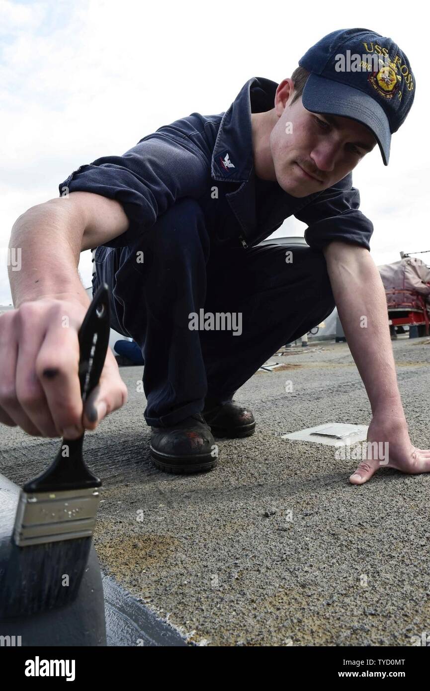 BAY, Grecia (nov. 1, 2016) Petty Officer di terza classe Rodney buona da Medina, Ohio, conduce il lato superiore la conservazione a bordo della USS Ross (DDG 71 nov. 1, 2016. Ross, un Arleigh Burke-class guidato-missile distruttore, distribuita a Rota, Spagna, sta conducendo operazioni navali negli Stati Uniti Sesta flotta area di operazioni a sostegno degli Stati Uniti per gli interessi di sicurezza nazionali in Europa e in Africa. Foto Stock