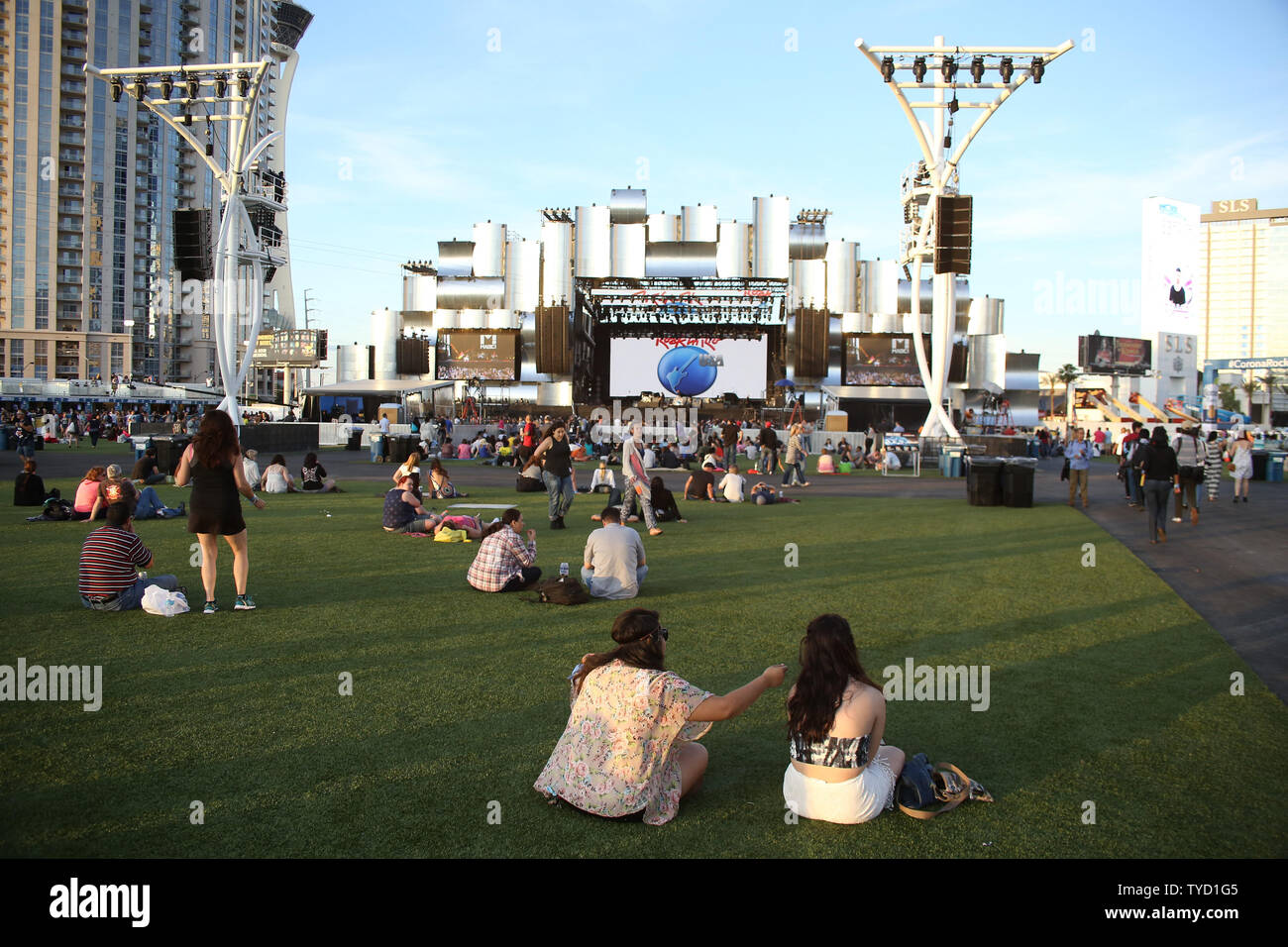 Gli appassionati di musica durante il trentesimo bi-annuale di Rock in Rio Festival di musica a MGM Resorts Festival Grounds in Las Vegas, Nevada il 16 maggio 2015. Foto di James Atoa/UPI Foto Stock