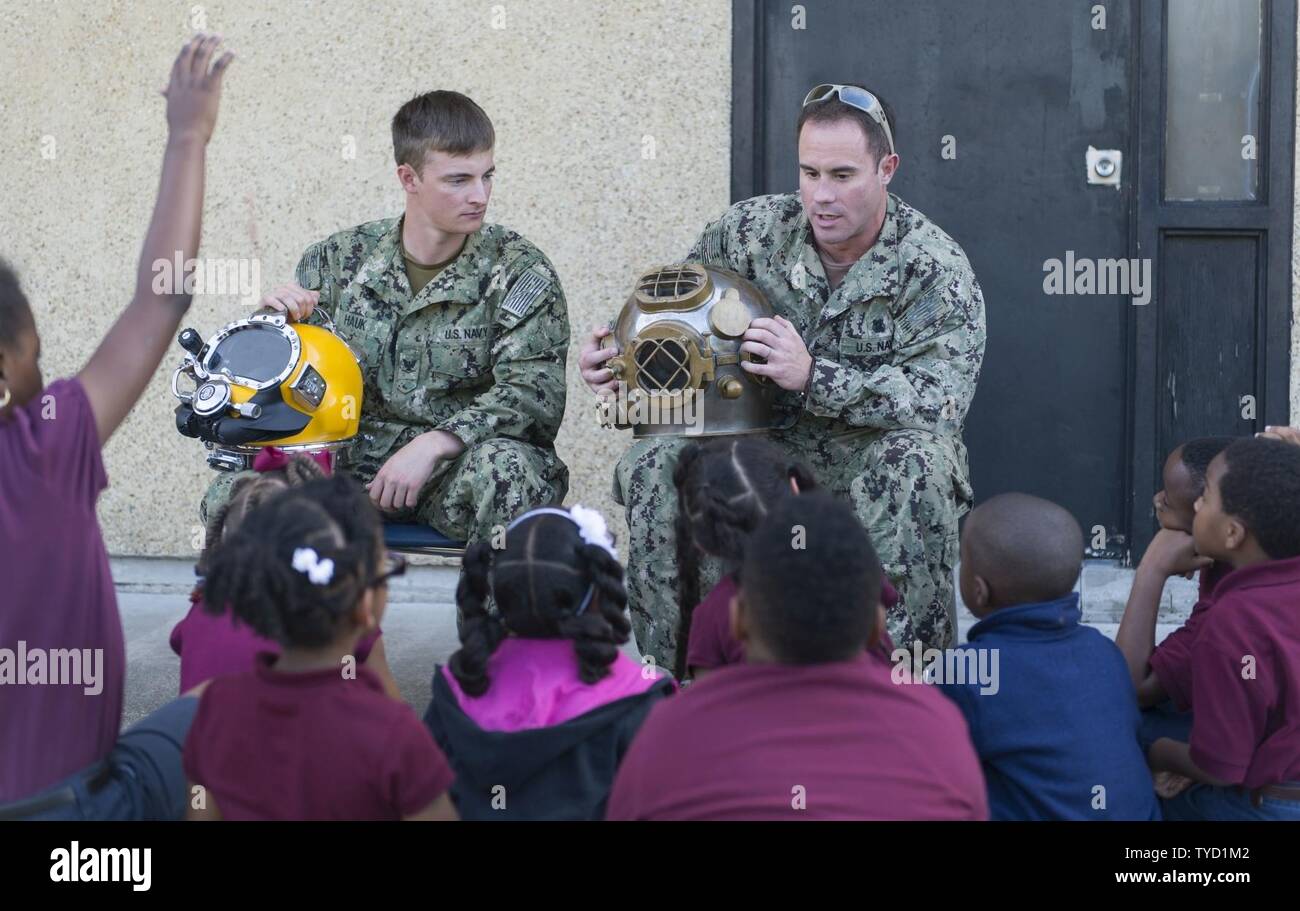 BATON ROUGE, Louisiana (nov. 1, 2016) Petty Officer di terza classe Hauk Darren (sinistra) e Chief Petty Officer Justin Stehr (a destra), assegnato per l'eliminazione degli ordigni esplosivi gruppo (EODGRU) 2, per rispondere alle domande circa il Mk. 5 e km-37 caschi di immersioni presso la foresta Heights Academy Club per ragazzi e ragazze come parte di Baton Rouge Navy Week 2016. Baton Rouge è una delle città selezionate per ospitare il Navy 2016 settimana Una settimana dedicata al sollevamento U.S. Navy consapevolezza attraverso irradiazione locale, nel servizio alla comunità e mostre. Foto Stock