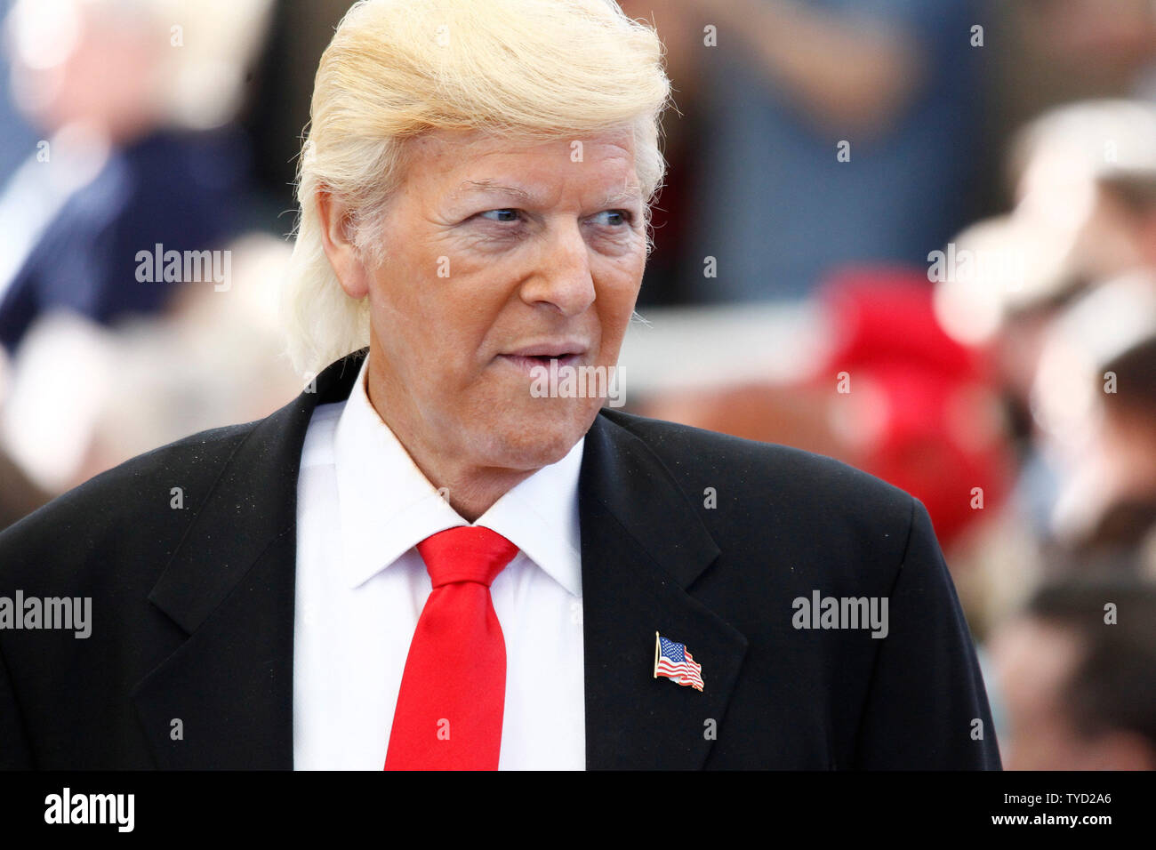 Donald Trump impersonator Robert Ensler prima di un rally presso il padiglione di Henderson a Henderson, Nevada, il 5 ottobre 2016. Foto di James Atoa/UPI Foto Stock