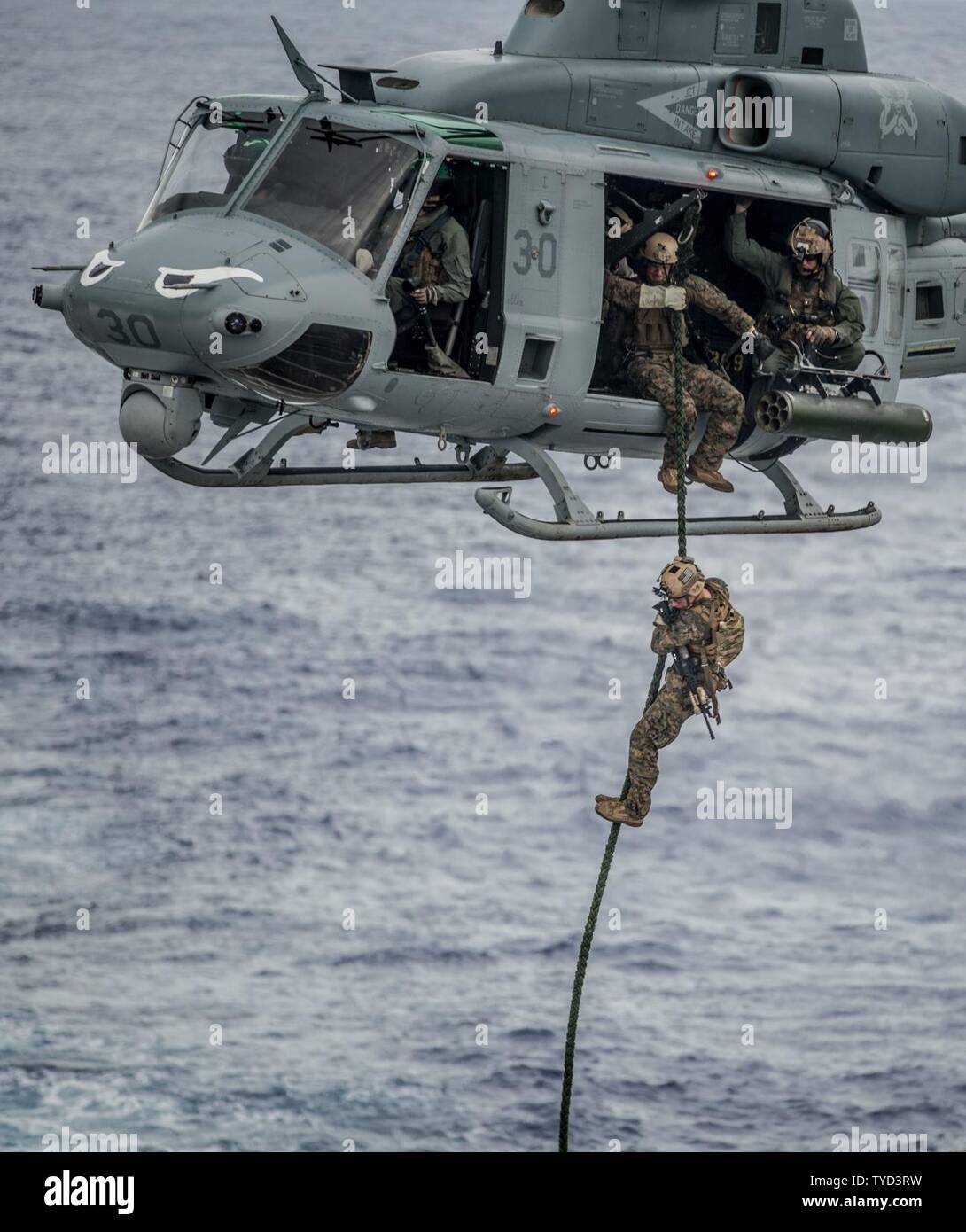 Quinta Flotta, sesta flotta, undicesimo MEU, 2016, Bahrein, BHR, CG 57, CG-57, combattere la fotocamera, COMCAM, ddg 80, DDG 92, distribuzione distruttore, DQ503, Elberg, ENDURANCE CANOTTIERE, EOD, Expeditionary, le attività della flotta Sasebo, ponte di volo, le operazioni di volo, quarti di volo, Grecia, Homecoming, Homeport, HSC 21, Giappone, JEB Little Creek, JS Hyuga 181, appassionato di spada 2017, Kitsap County, LHD 6, LHD6, Biblioteca, LPD 17, MAKIN ISLAND, Marine Corps reclutare Depot, Marine Corps reclutare deposito a San Diego, Momsen, NASWI, Naval Air Station Whidbey Island, Base Navale Kitsap, marina, navy kids, NECC, PTM, norfolk, NSE, pacifico, FOTO E Foto Stock