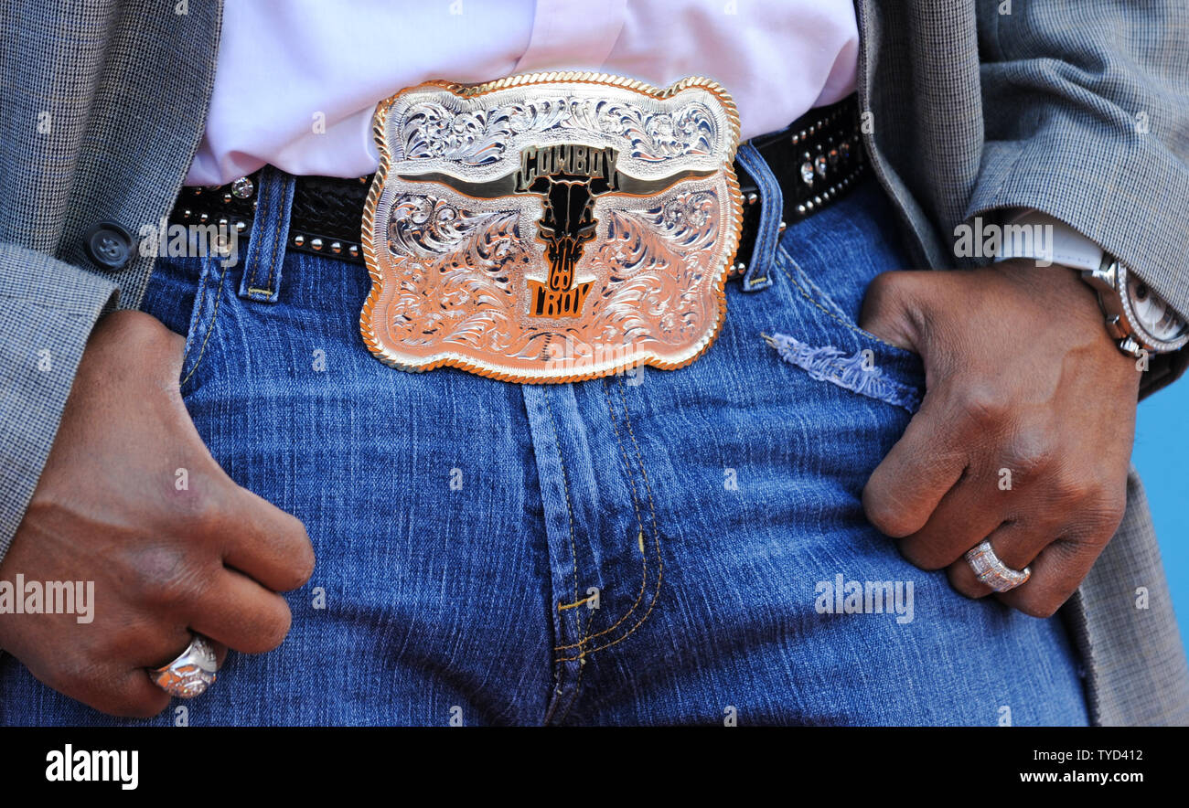 La fibbia della cintura di sicurezza di Troy Lee Coleman III, noto come  Cowboy Troy, è visto come egli arriva sul tappeto arancione presso  l'Accademia di Musica Country (ACM) Awards di Las
