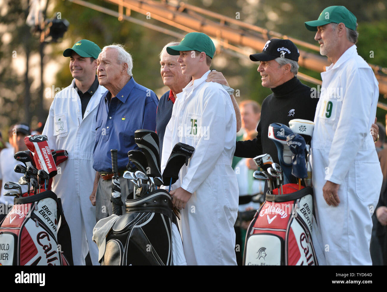 Arnold Palmer, Jack Nicklaus e Gary Player stand sul primo tee dopo la loro tee off in corrispondenza del foro n. 1 per iniziare il 2015 Masters a Augusta National Golf Club di Augusta, in Georgia il 9 aprile 2015. Foto di Kevin Dietsch/UPI Foto Stock