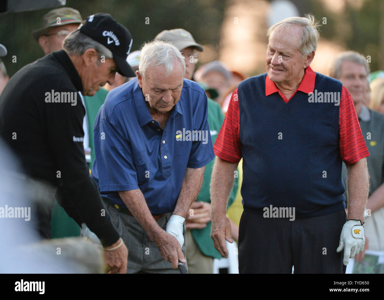 Jack Nicklaus e Arnold Palmer e Gary Player stand sul primo tee prima che essi tee off in corrispondenza del foro n. 1 per iniziare il 2015 Masters a Augusta National Golf Club di Augusta, in Georgia il 9 aprile 2015. Foto di Kevin Dietsch/UPI Foto Stock