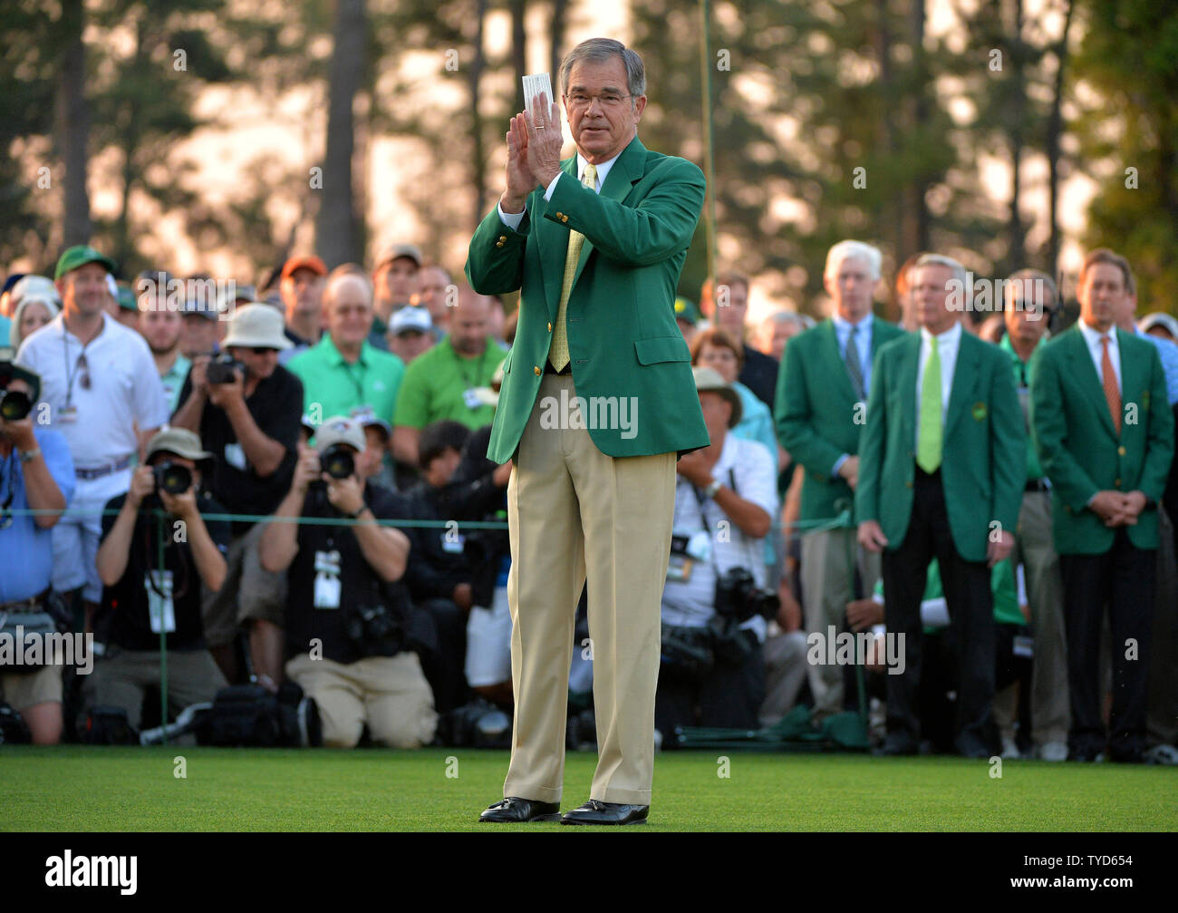 Presidente di Augusta National Golf Club, Billy Payne, sorge sul primo raccordo a T in corrispondenza del foro n. 1 per iniziare il 2015 Masters a Augusta National Golf Club di Augusta, in Georgia il 9 aprile 2015. Foto di Kevin Dietsch/UPI Foto Stock