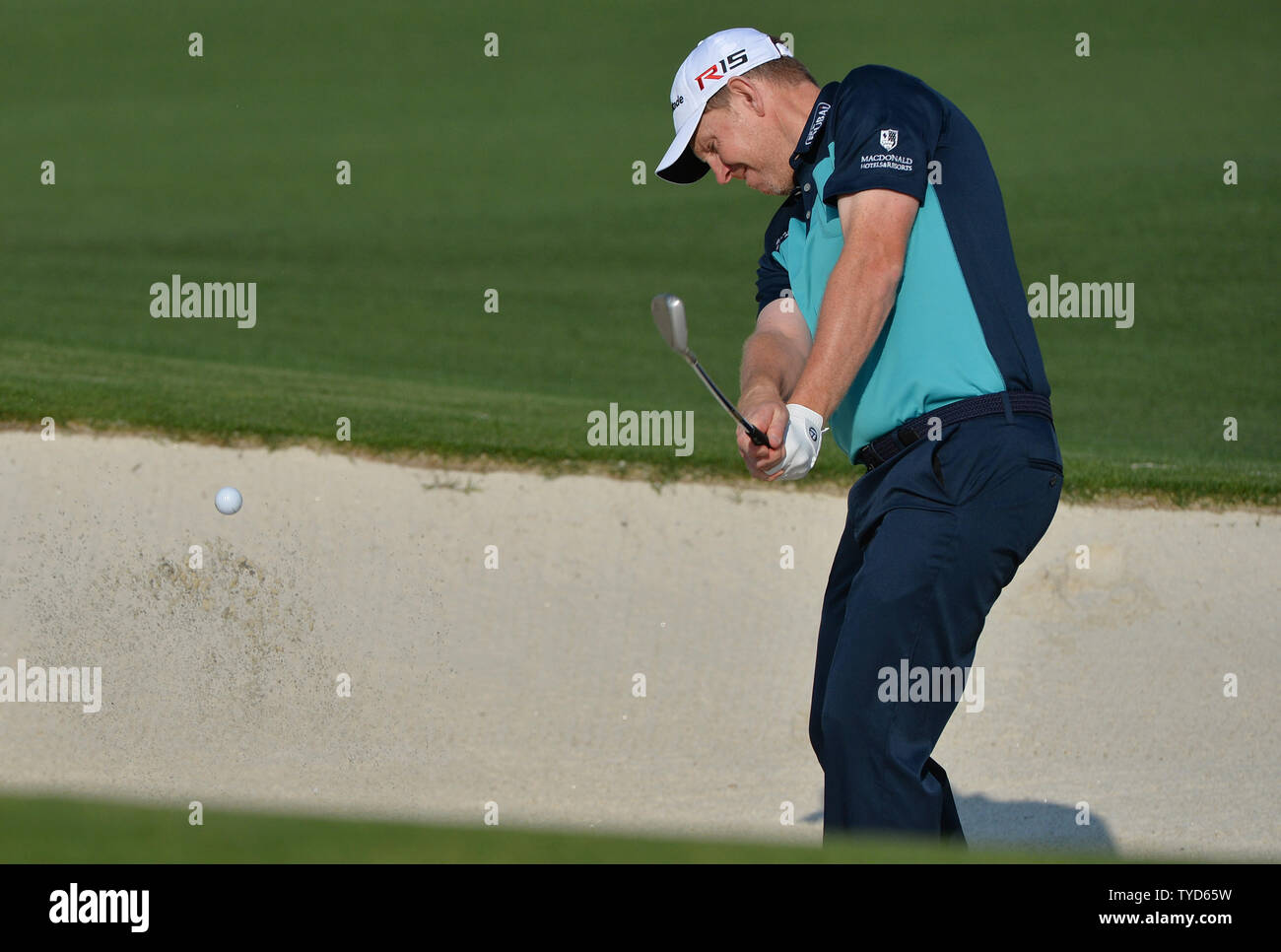 Stephen Gallacher dalla Scozia hits al di fuori di un lato verde bunker sul secondo foro nel primo round del 2015 Masters a Augusta National Golf Club di Augusta, in Georgia il 9 aprile 2015. Foto di Kevin Dietsch/UPI Foto Stock