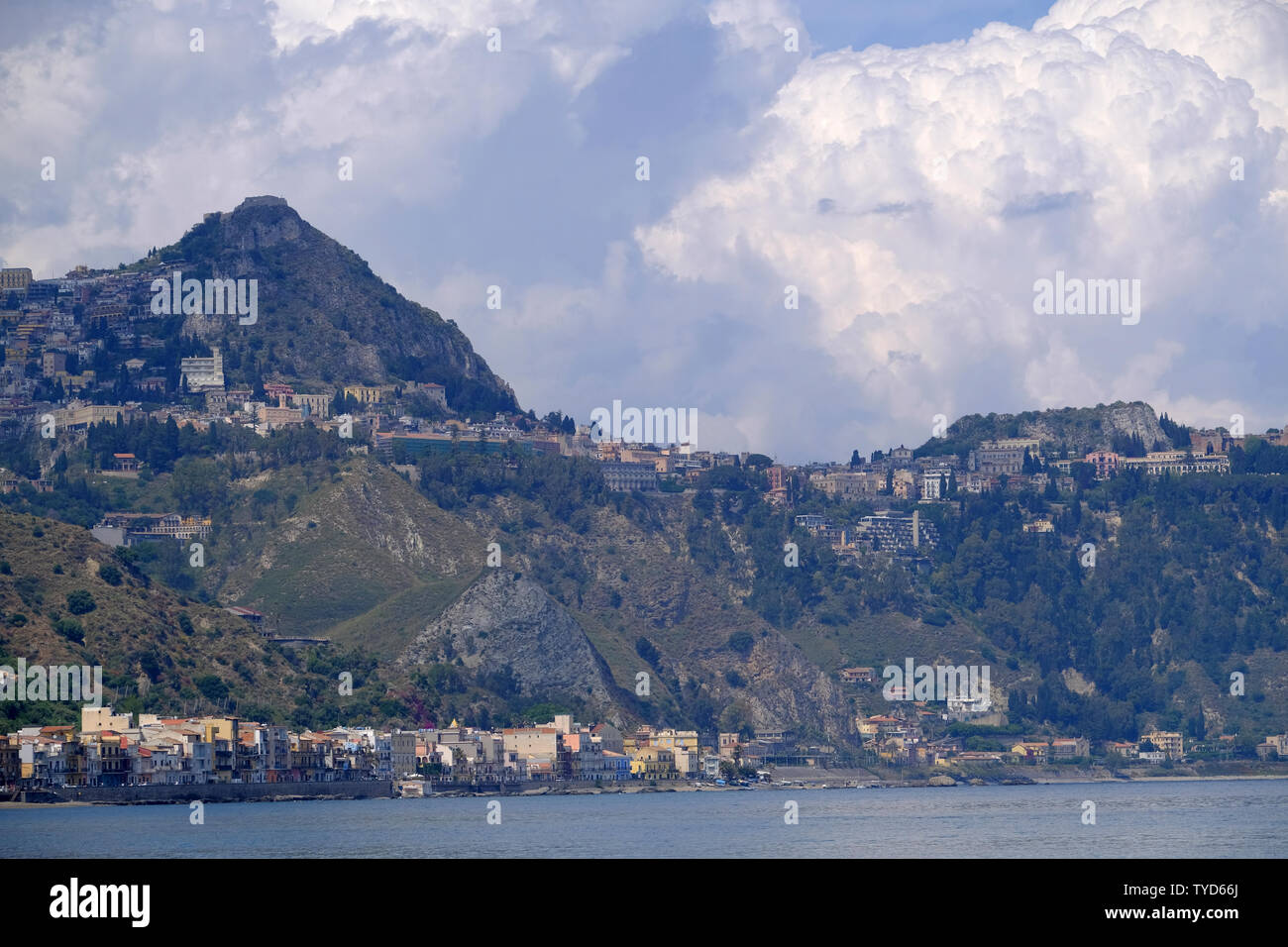 Paesaggio naturale con le montagne e la baia di Giardini Naxos vicino Taormina, Sicilia, Italia Foto Stock