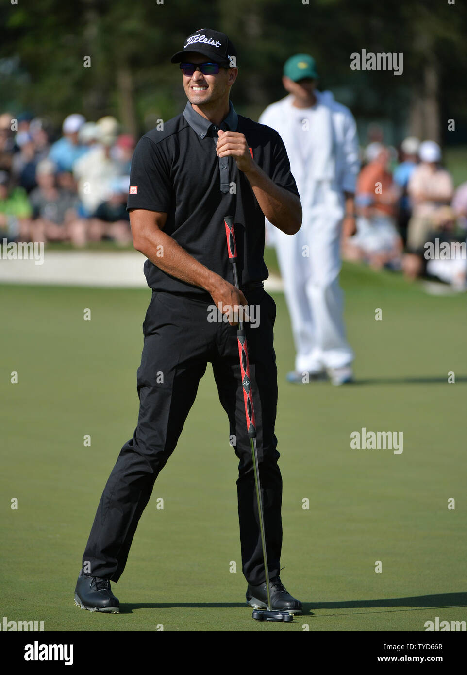 Adam Scott reagisce dopo manca un putt usando il suo ventre putt sul secondo foro nel primo round 2015 Masters a Augusta National Golf Club di Augusta, in Georgia il 9 aprile 2015. Foto di Kevin Dietsch/UPI Foto Stock