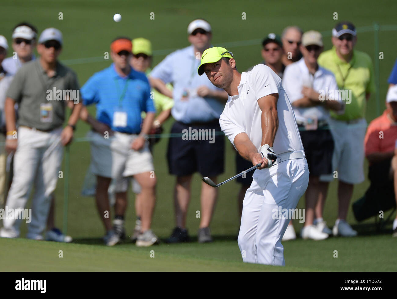 Paul Casey dall Inghilterra colpisce un passo shot al secondo verde nel primo round 2015 Masters a Augusta National Golf Club di Augusta, in Georgia il 9 aprile 2015. Foto di Kevin Dietsch/UPI Foto Stock