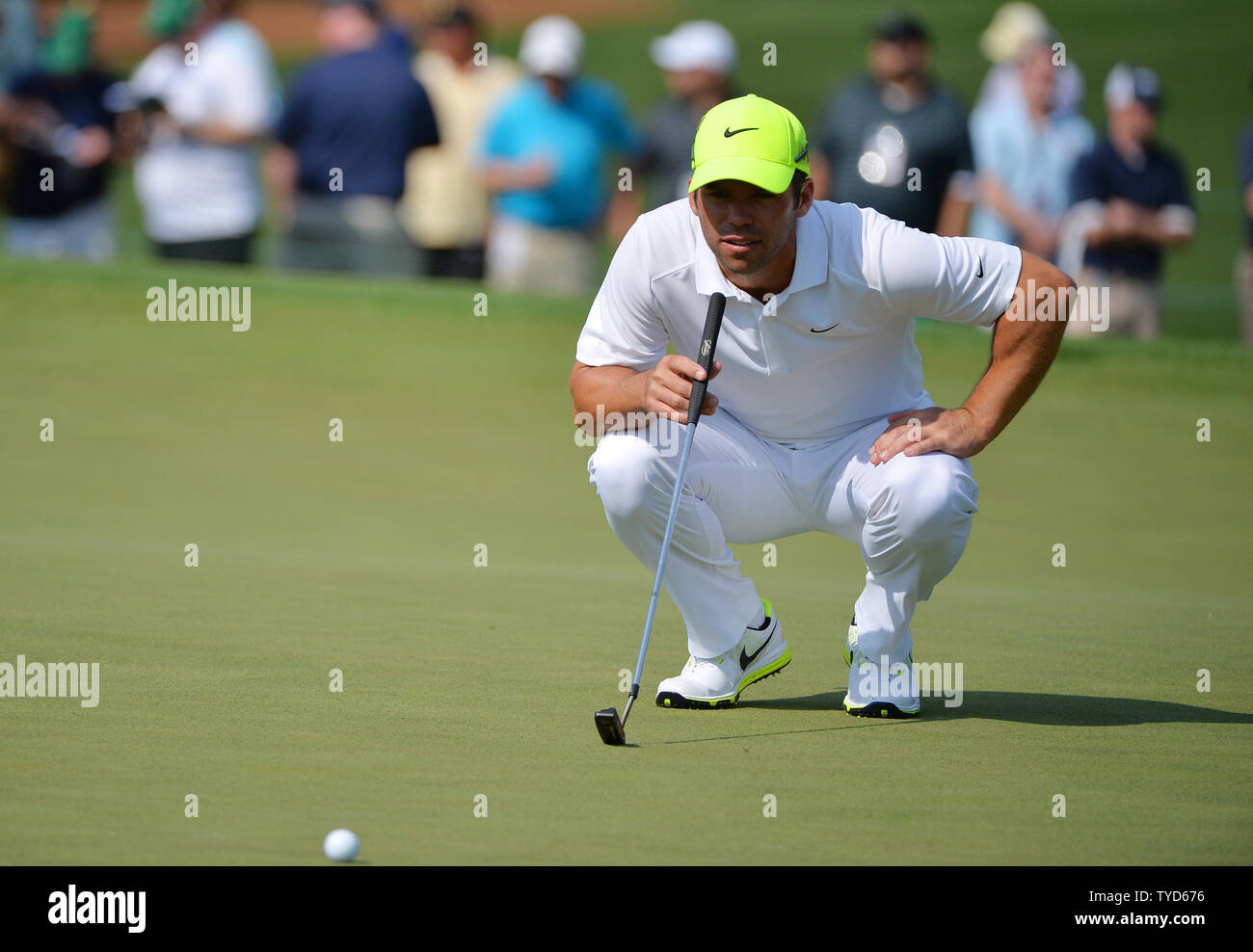 Paul Casey dall Inghilterra linee fino un putt sul secondo verde nel primo round 2015 Masters a Augusta National Golf Club di Augusta, in Georgia il 9 aprile 2015. Foto di Kevin Dietsch/UPI Foto Stock