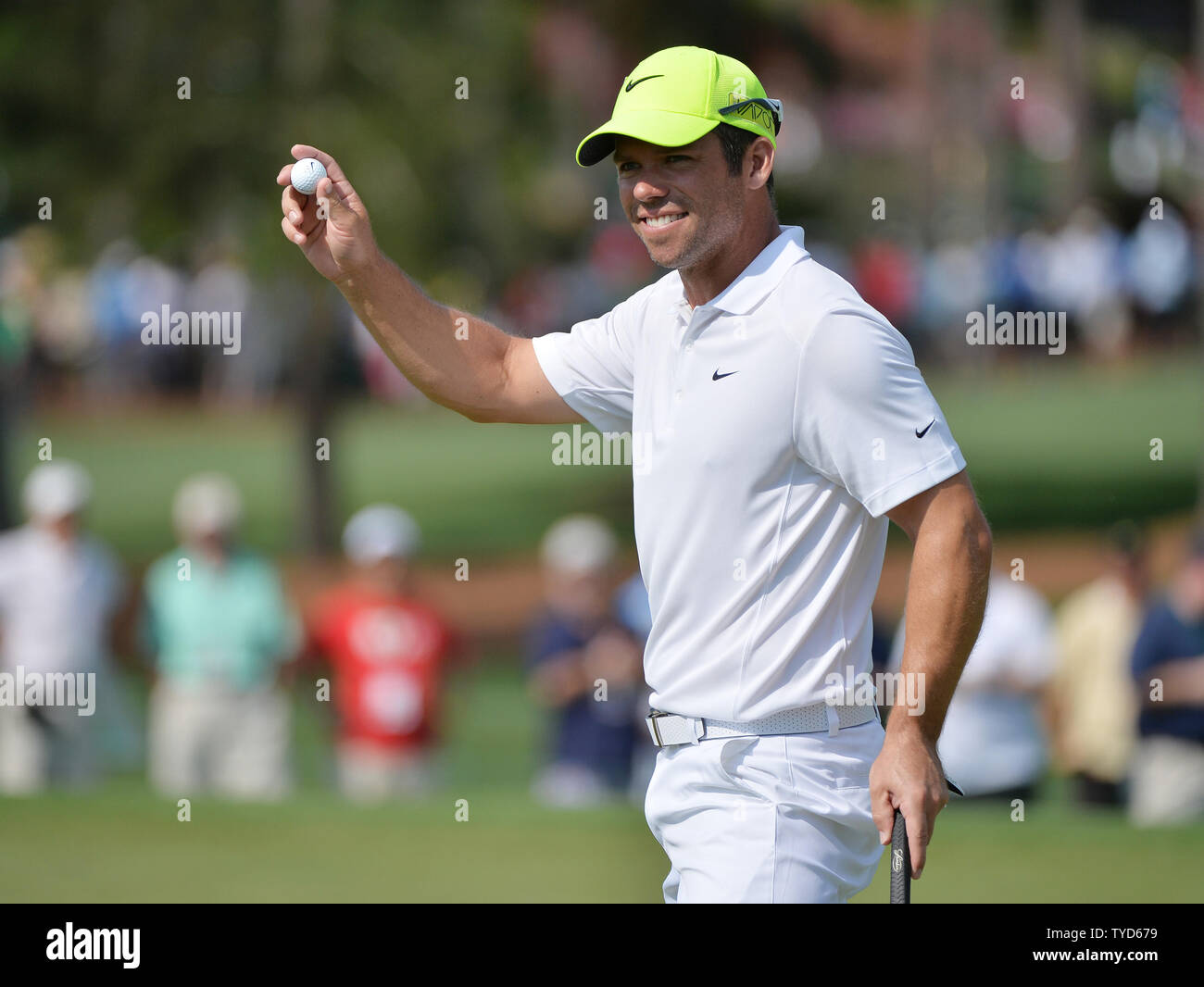 Paul Casey dall Inghilterra reagisce dopo aver apportato un birdie sul secondo foro nel primo round 2015 Masters a Augusta National Golf Club di Augusta, in Georgia il 9 aprile 2015. Foto di Kevin Dietsch/UPI Foto Stock