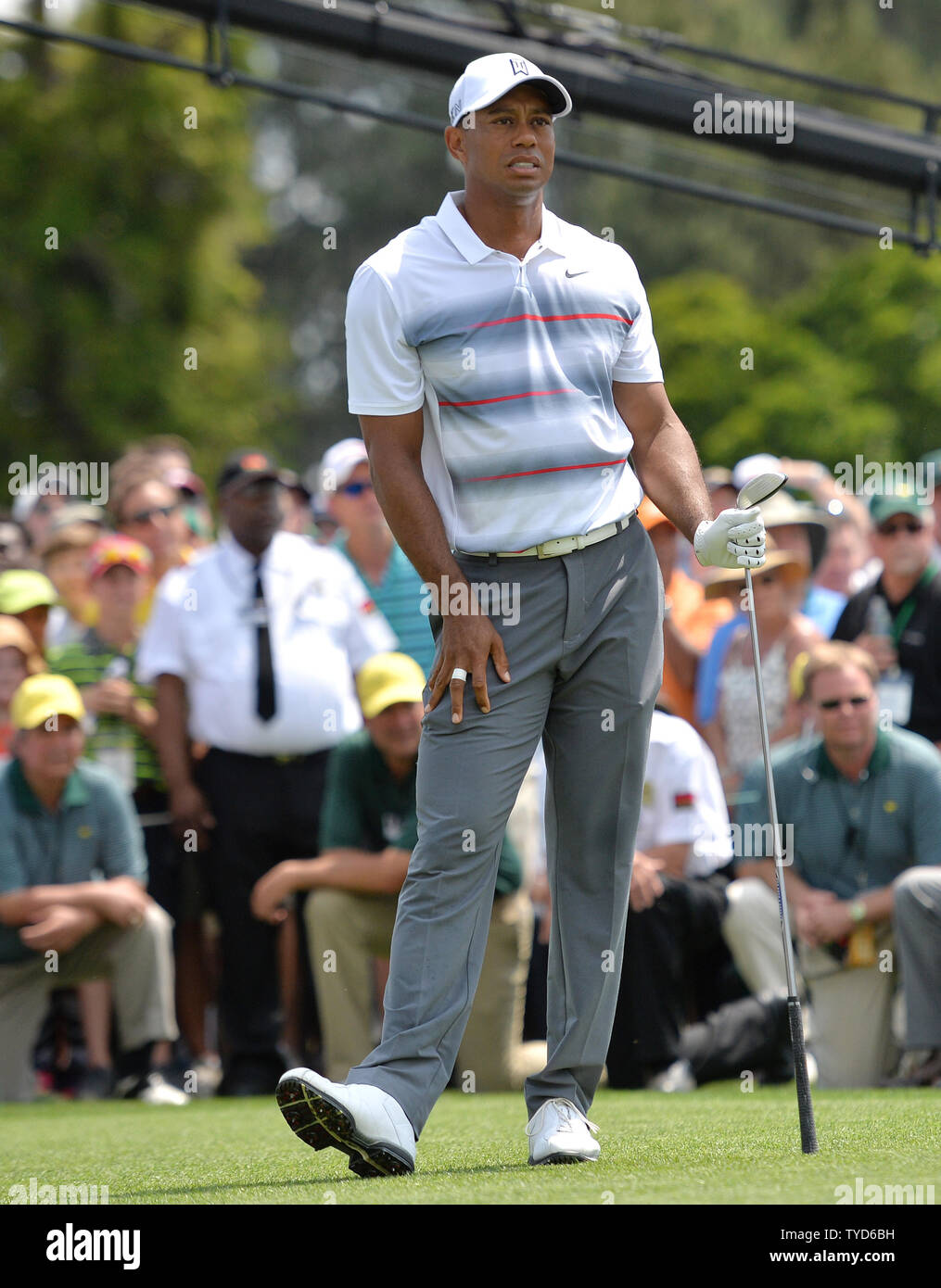 Tiger Woods sorge sulla scatola a t dopo la sua tee-shot sul primo foro nel primo round 2015 Masters a Augusta National Golf Club di Augusta, in Georgia il 9 aprile 2015. Foto di Kevin Dietsch/UPI Foto Stock
