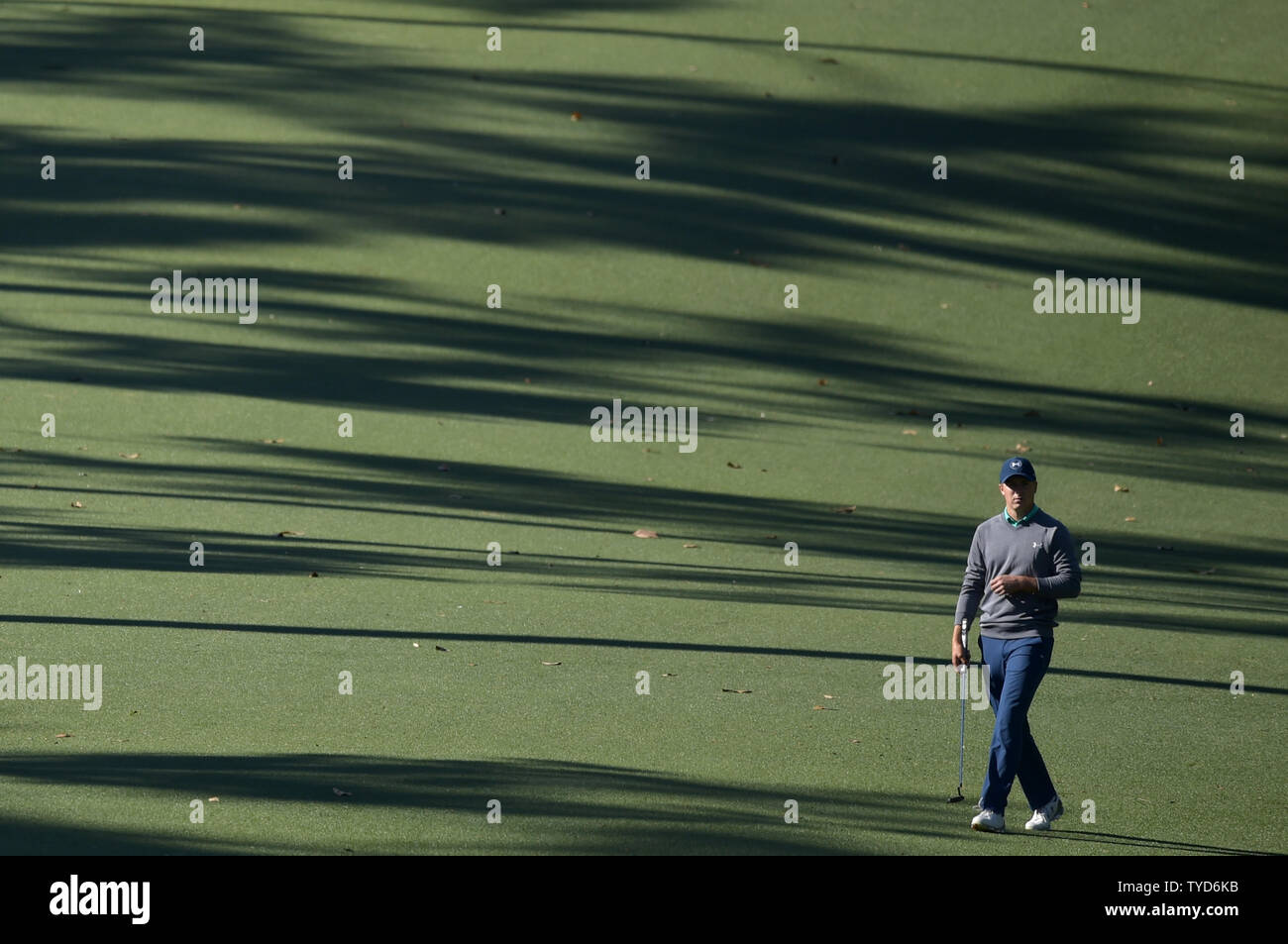 Jordan Spieth passeggiate al decimo verde nel terzo round del 2016 Masters a Augusta National ad Augusta, in Georgia il 9 aprile 2016. Foto di Kevin Dietsch/UPI Foto Stock