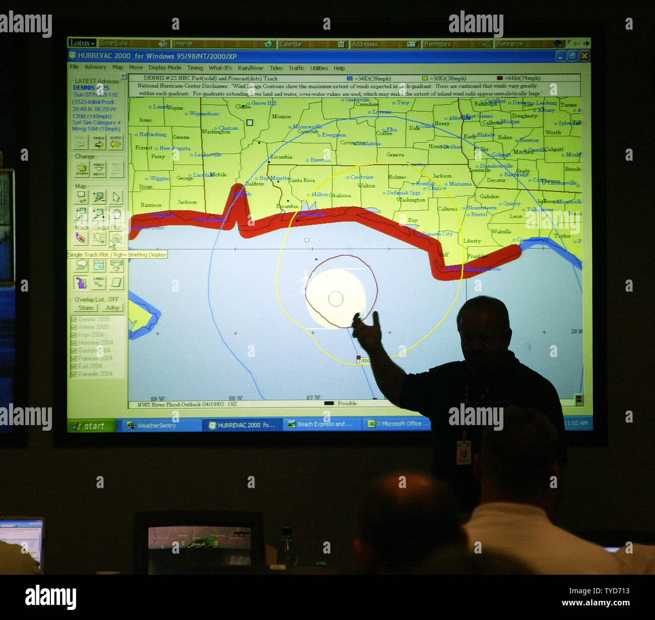 Giovanni Giacomo, un funzionario con il Baldwin County Emergency Management Acgency in Robertsdale, Alabama parla con il personale dei servizi di emergenza come uragano Dennis fare approdo Luglio 10, 2005. Uragano Dennis reintensified oltre il caldo Golfo del Messico dopo uccidendo decine di persone nei Caraibi. (UPI foto/A.J. Sisco) Foto Stock