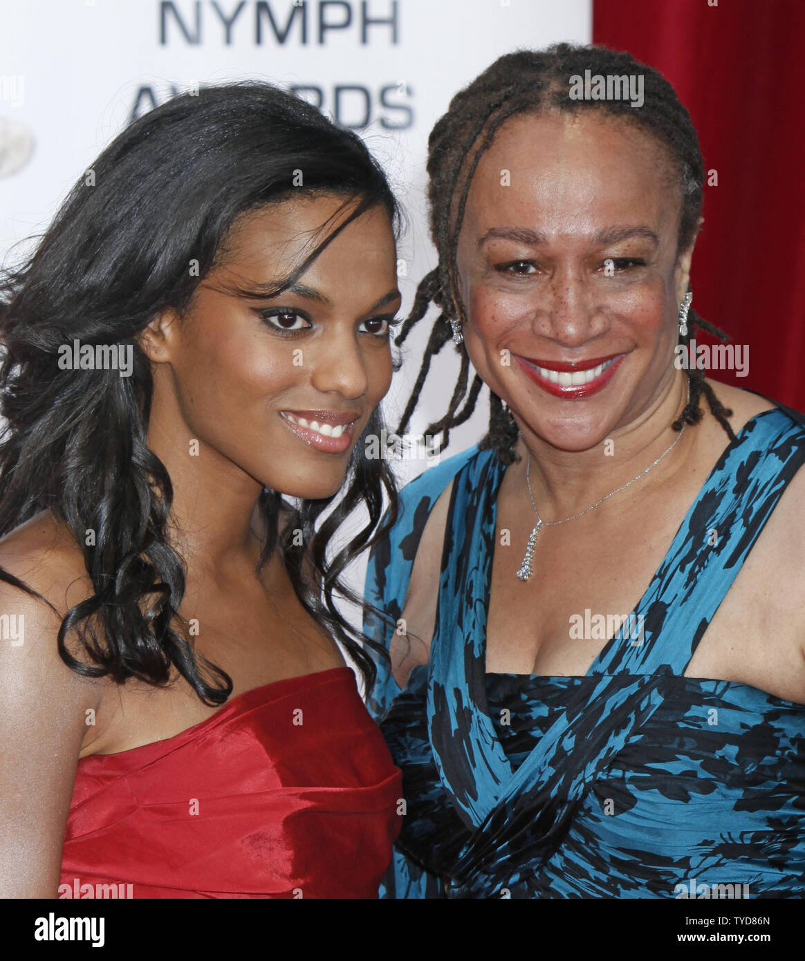 Attrici Freema Agyeman (L) e S. Epatha Merkerson arrivare sul tappeto rosso prima della cerimonia di chiusura del 49mo Festival della Televisione di Monte Carlo a Monte Carlo, Monaco del 11 giugno 2009. (UPI foto/David Silpa) Foto Stock