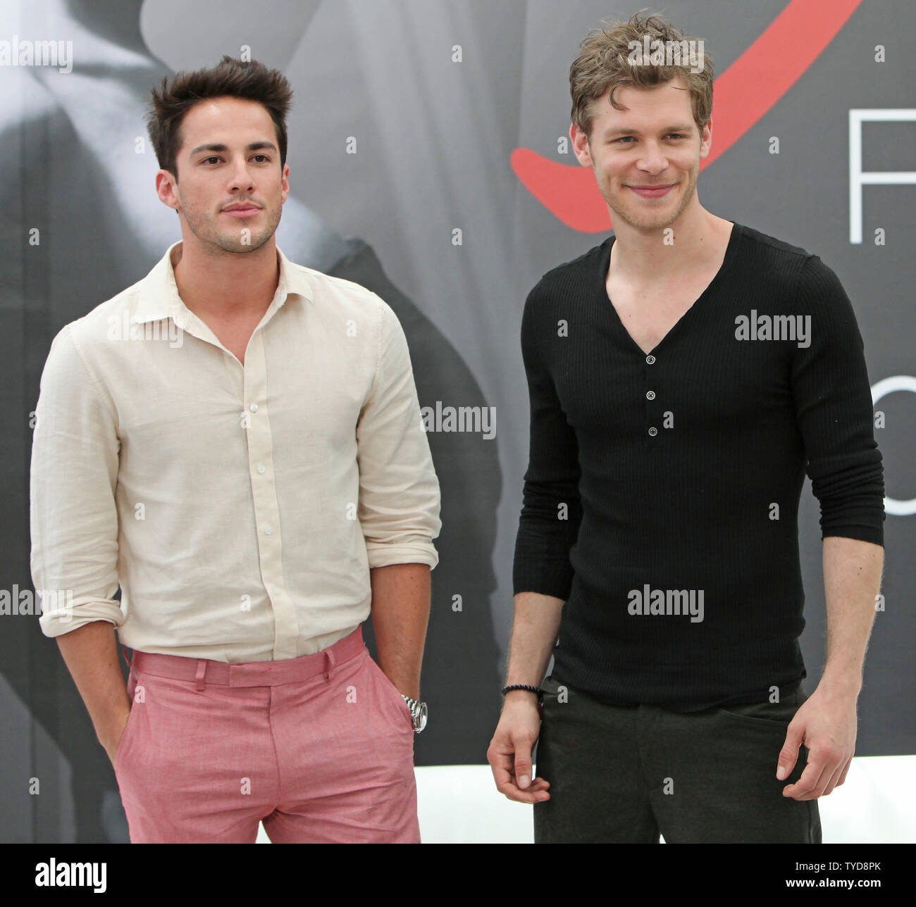 Michael Trevino (L) e Joseph Morgan arriva per una foto per la serie 'The Vampire Diaries' durante la cinquantaduesima Festival della Televisione di Monte Carlo a Monte Carlo, Monaco il 12 giugno 2012. UPI/David Silpa Foto Stock