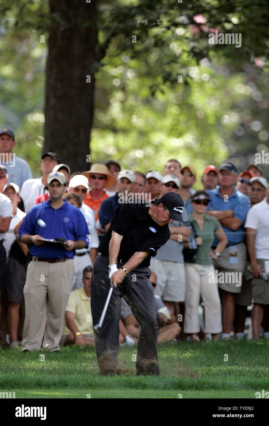 Masters vince Phil Mickelson hits fuori del grezzo durante il primo round del campionato di PGA al Medinah Country Club in Medinah, Il 17 agosto 2006. (UPI foto/Mark Cowan) Foto Stock