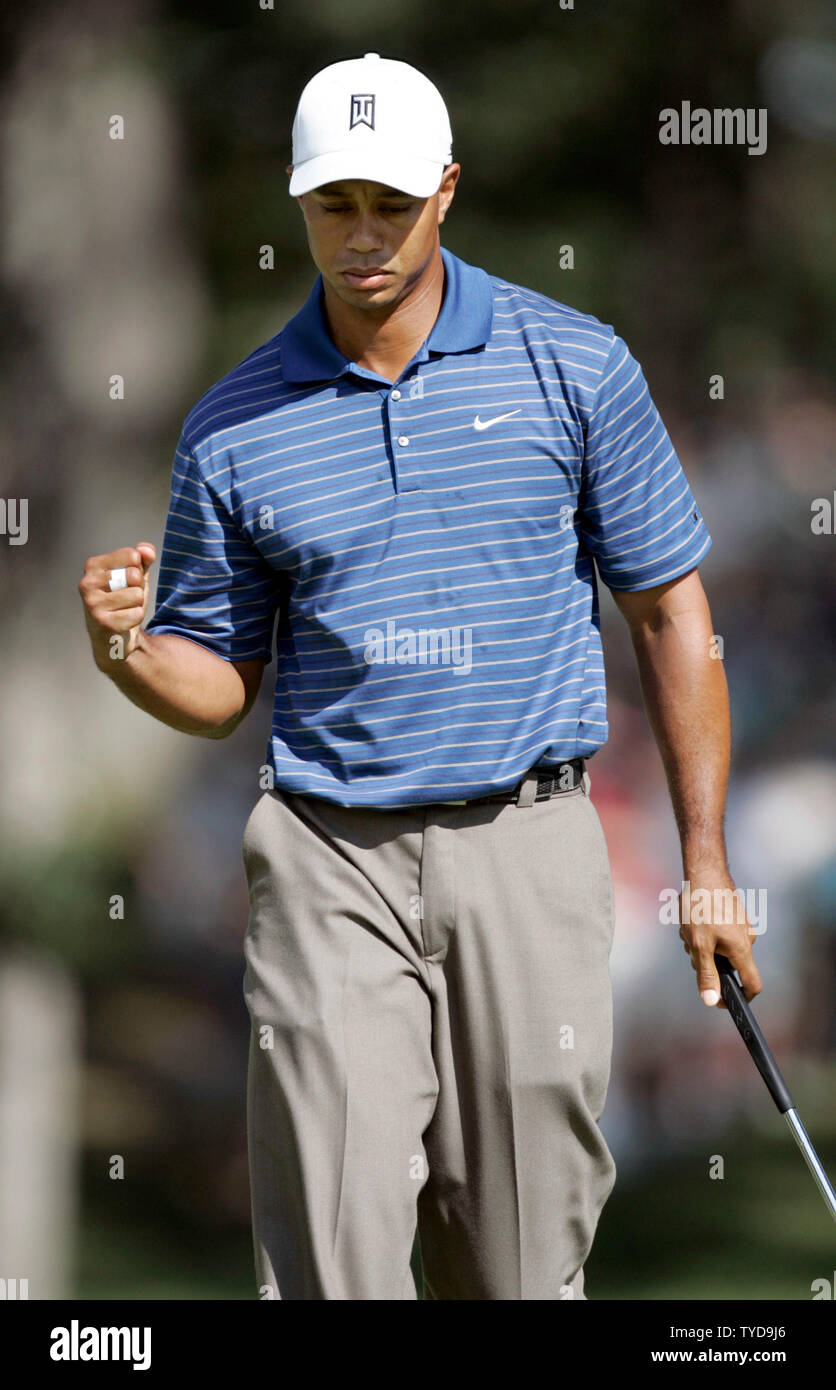 British Open Champion Tiger Woods reagisce a rendere il birdie sulla quattordicesima verde durante il primo round del campionato di PGA al Medinah Country Club in Medinah, Il 17 agosto 2006. (UPI foto/Mark Cowan) Foto Stock