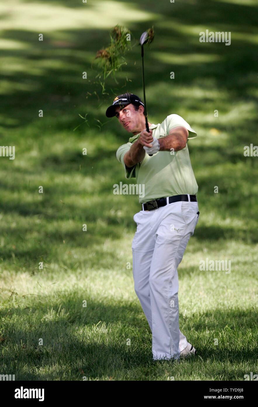 US Open Champion Australian Geoff Ogilvy colpi dal rough durante il primo round del campionato di PGA al Medinah Country Club in Medinah, Il 17 agosto 2006. (UPI foto/Mark Cowan) Foto Stock