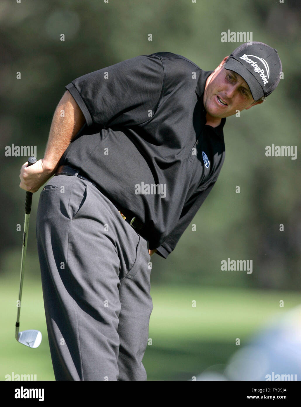 Masters vince Phil Mickelson reagisce alla mancanza di un birdie putt su xiv foro durante il primo round del campionato di PGA al Medinah Country Club in Medinah, Il 17 agosto 2006. (UPI foto/Mark Cowan) Foto Stock