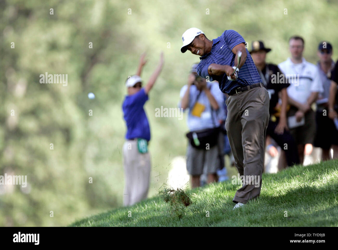 Tiger Woods colpi dal rough sul settimo fairway durante il primo round del campionato di PGA al Medinah Country Club in Medinah, Il 17 agosto 2006. (UPI foto/Mark Cowan) Foto Stock