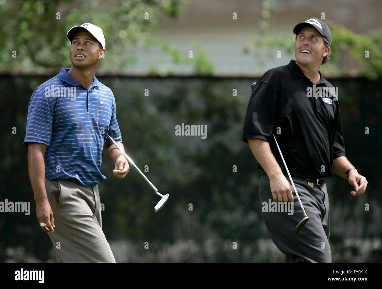 Tiger Woods, sinistra, e Phil Mickelson guarda Geoff Ogilvy ha colpito da fuori dal ruvido sulla sesta fairway durante il primo round del campionato di PGA al Medinah Country Club in Medinah, Il 17 agosto 2006. (UPI foto/Mark Cowan) Foto Stock