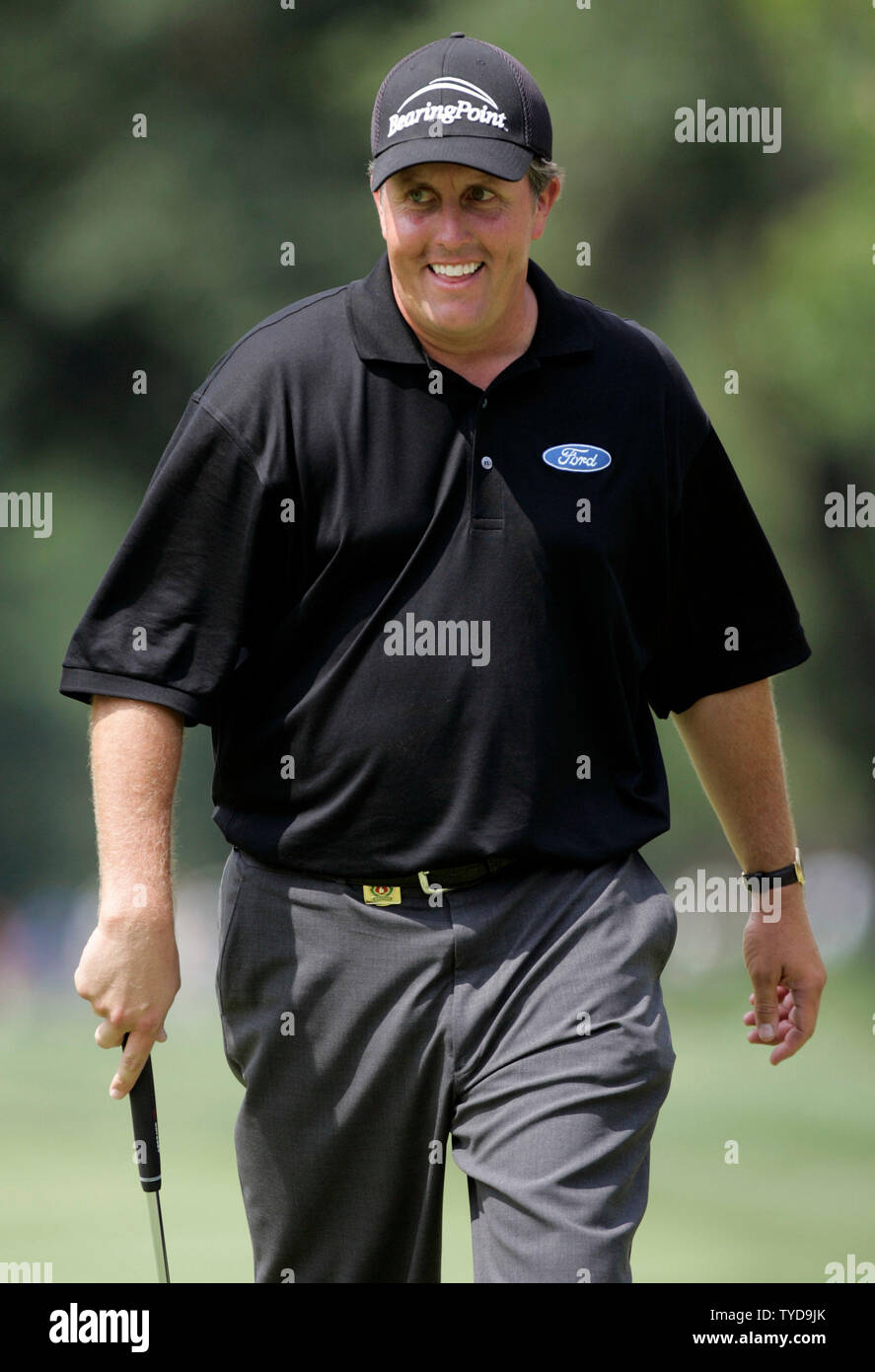 Masters vince Phil Mickelson reagisce alla galleria dopo aver perso un birdie putt sul nono verde durante il primo round del campionato di PGA al Medinah Country Club in Medinah, Il 17 agosto 2006. (UPI foto/Mark Cowan) Foto Stock