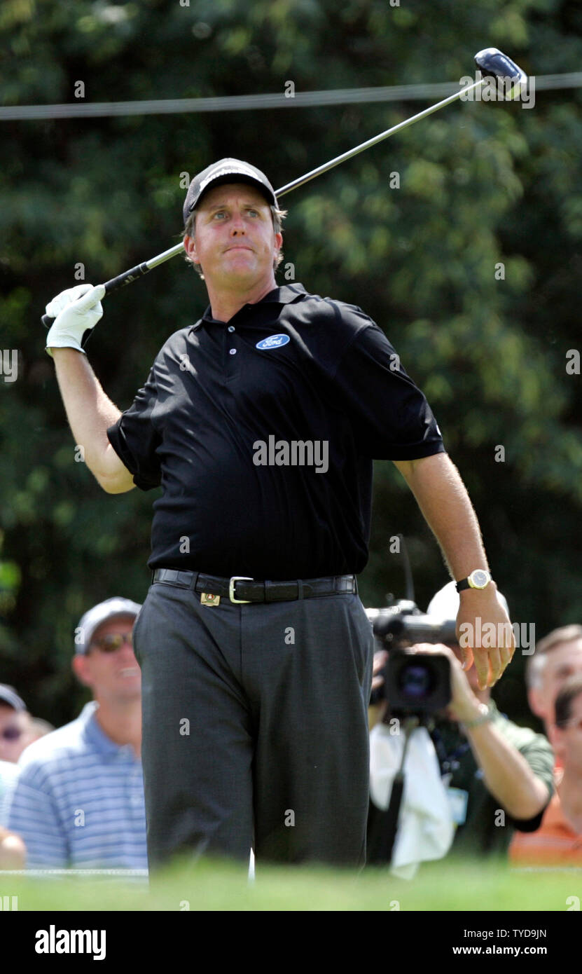 Masters vince Phil Mickelson reagisce alla sua tee-shot sul settimo durante il primo round del campionato di PGA al Medinah Country Club in Medinah, Il 17 agosto 2006. (UPI foto/Mark Cowan) Foto Stock