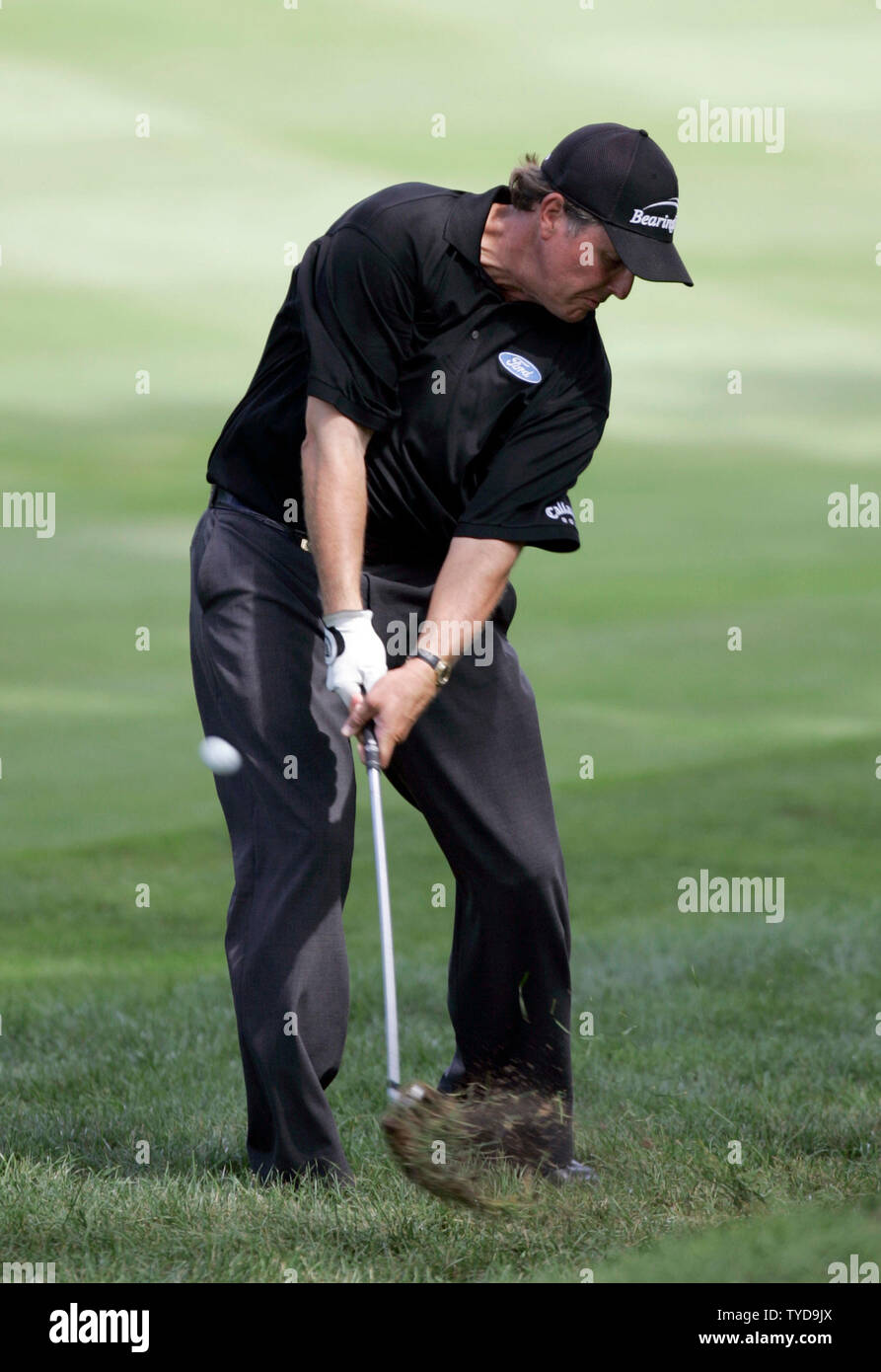 Masters vince Phil Mickelson hits fuori del grezzo durante il primo round del campionato di PGA al Medinah Country Club in Medinah, Il 17 agosto 2006. (UPI foto/Mark Cowan) Foto Stock