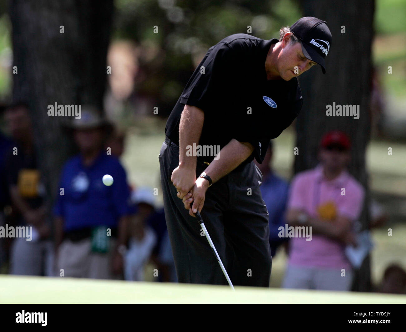 Masters vince Phil Mickelson chips sul quarto verde durante il primo round del campionato di PGA al Medinah Country Club in Medinah, Il 17 agosto 2006. (UPI foto/Mark Cowan) Foto Stock