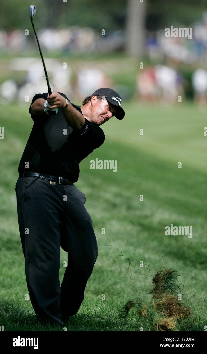 Masters vince Phil Mickelson hits fuori del grezzo durante il primo round del campionato di PGA al Medinah Country Club in Medinah, Il 17 agosto 2006. (UPI foto/Mark Cowan) Foto Stock