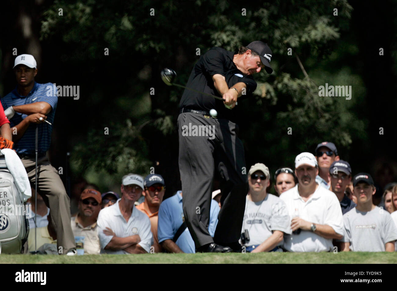 Masters vince Phil Mickelson tees off al sesto foro durante il primo round del campionato di PGA al Medinah Country Club in Medinah, Il 17 agosto 2006. (UPI foto/Mark Cowan) Foto Stock