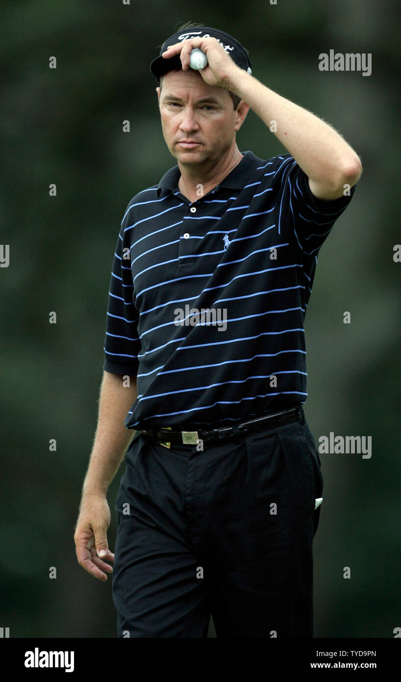David Love III passeggiate fuori del xviii verde dopo la caduta del piombo durante il primo round del campionato di PGA al Medinah Country Club in Medinah, Il 17 agosto 2006. (UPI foto/Mark Cowan) Foto Stock