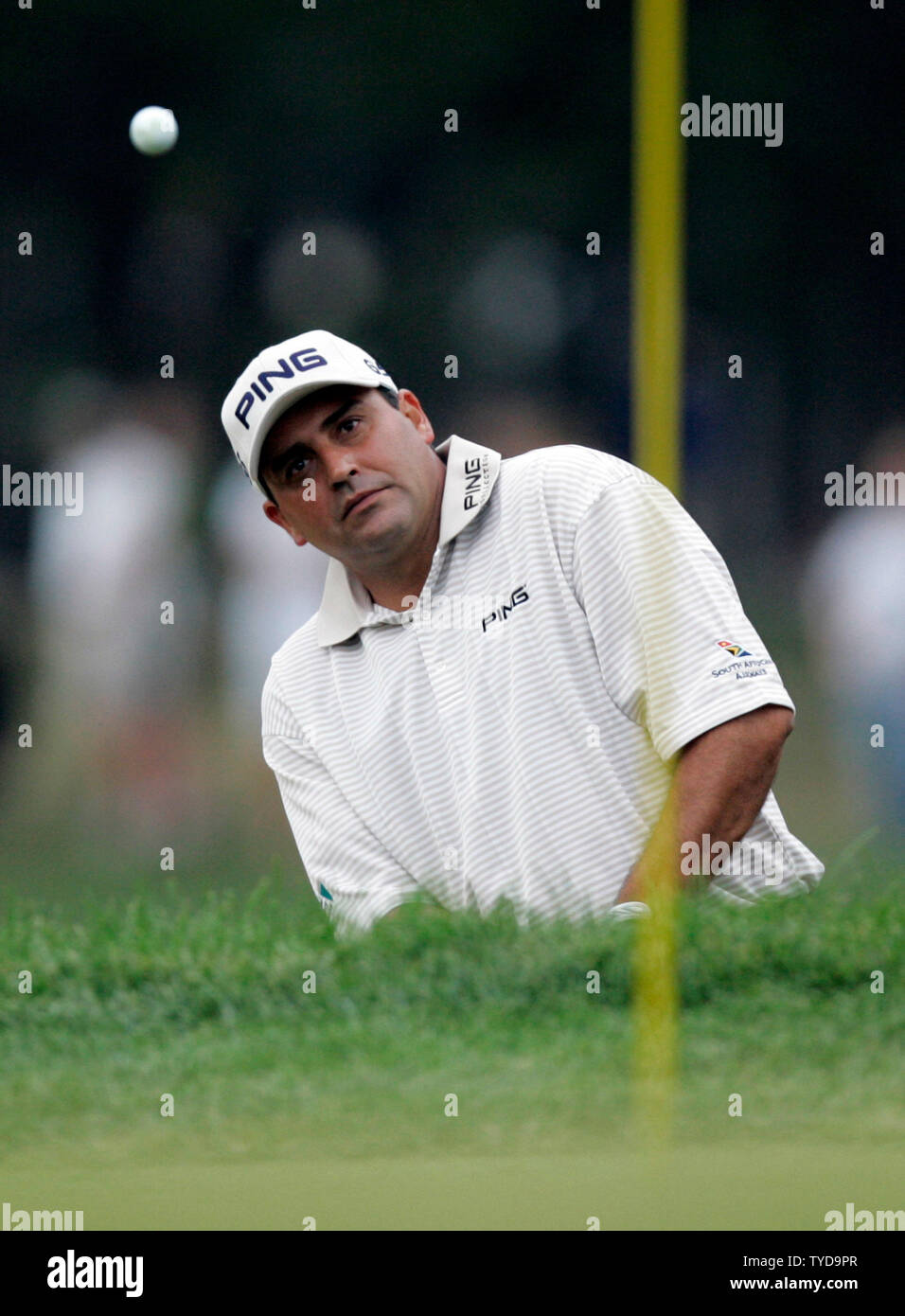 Argentina del Angel Cabrera chips sul verde a 18 durante il primo round del campionato di PGA al Medinah Country Club in Medinah, Il 17 agosto 2006. (UPI foto/Mark Cowan) Foto Stock