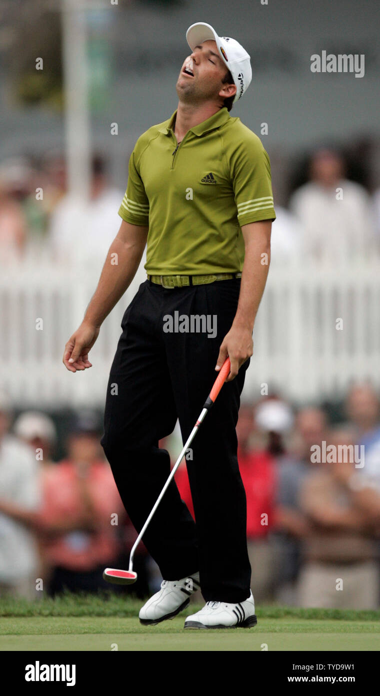 Spagna Sergio Garcia reagisce alla mancanza di un birdie putt su 18 durante il primo round del campionato di PGA al Medinah Country Club in Medinah, Il 17 agosto 2006. (UPI foto/Mark Cowan) Foto Stock