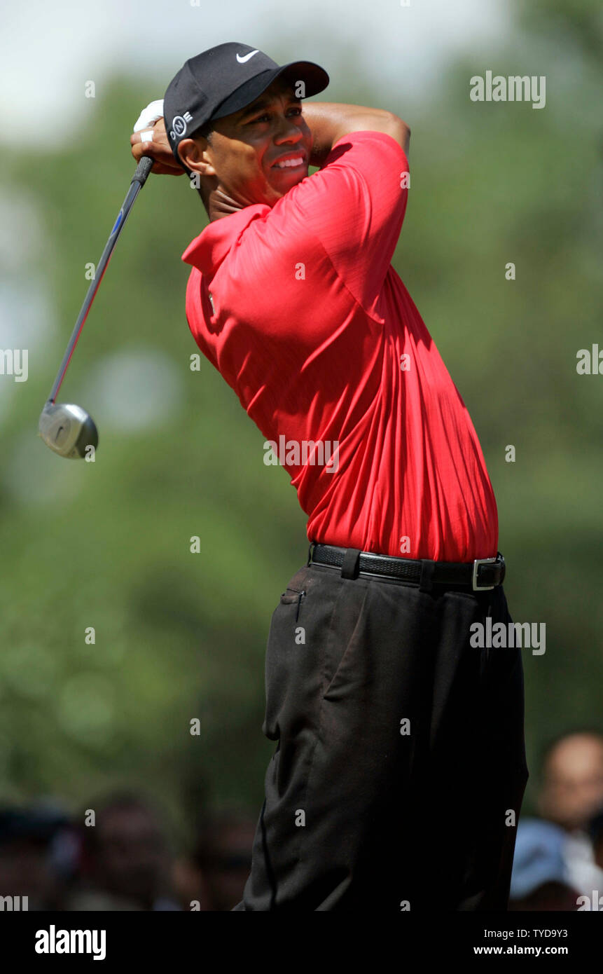 Tiger Woods tee off sul primo verde durante il round finale del campionato di PGA al Medinah Country Club in Medinah, Il 20 agosto 2006. (UPI foto/Mark Cowan) Foto Stock