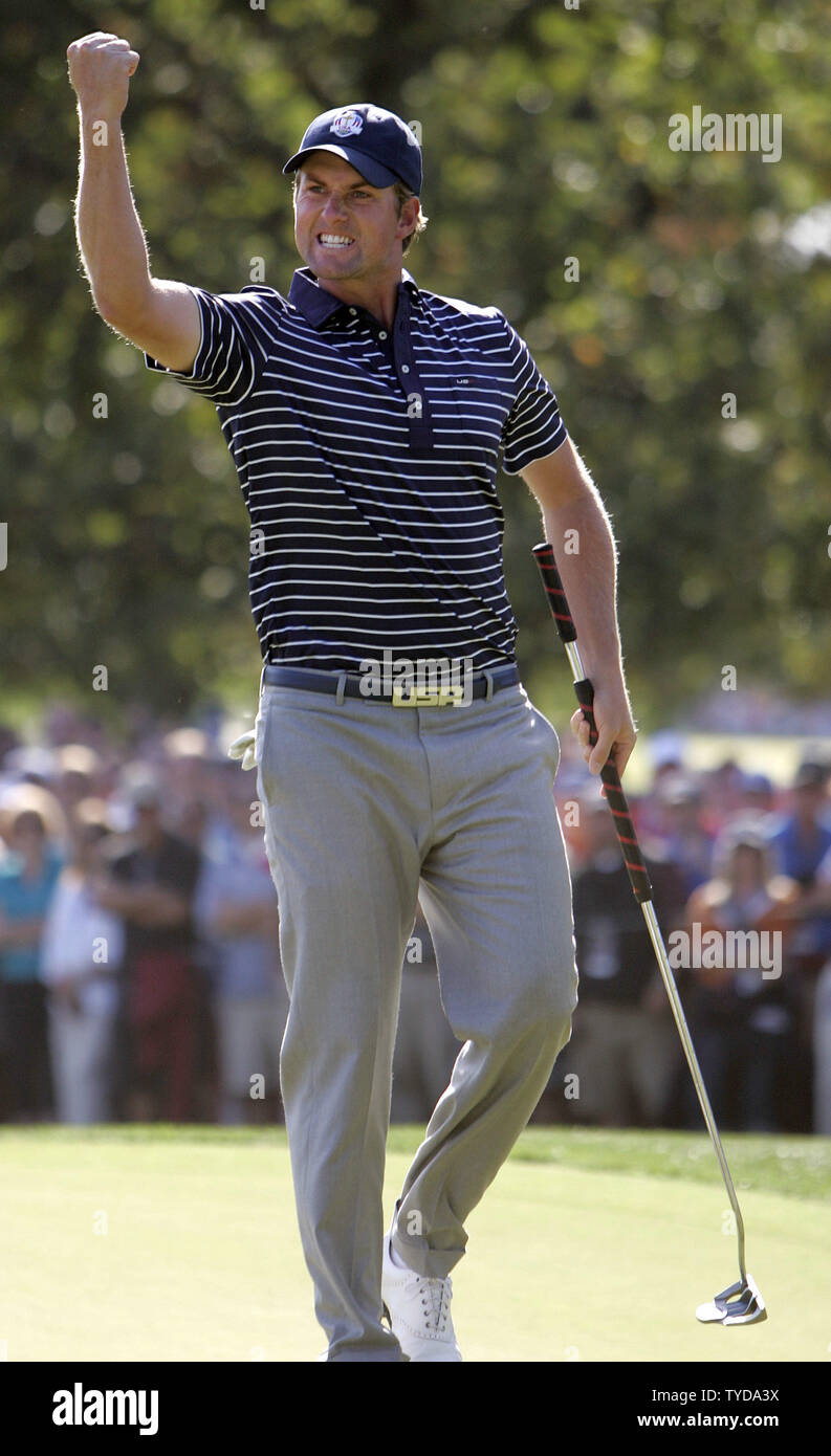 Il Team USA il Webb Simpson celebra colpendo un putt di tie team Europe sul dodicesimo foro al trentanovesimo Ryder Cup a Medinah Country Club il 29 settembre 2012 in Medinah, Illinois. UPI/Mark Cowan Foto Stock