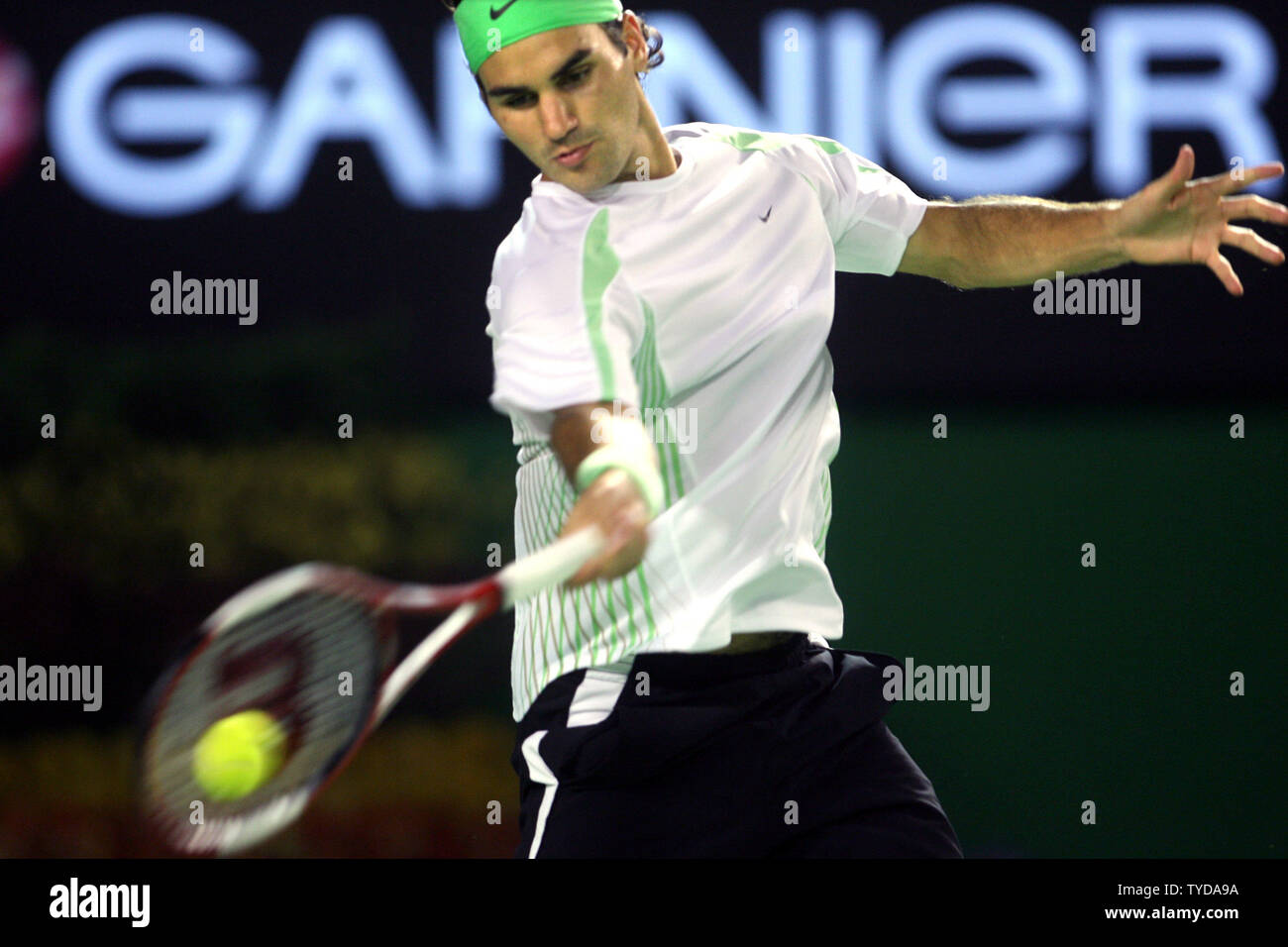 Roger Federer si collega con un ritorno di diretti sul modo di vincere il tennis semi-finale su Nicolas KIEFER di Germania, 6-3 5-7 6-0 6-2 presso l'Australian Open Grand Slam, a Melbourne, Australia, 27 gennaio 2005. Uomini finali sono Domenica, 29 gennaio 2005. (UPI foto/Tom Theobald) Foto Stock