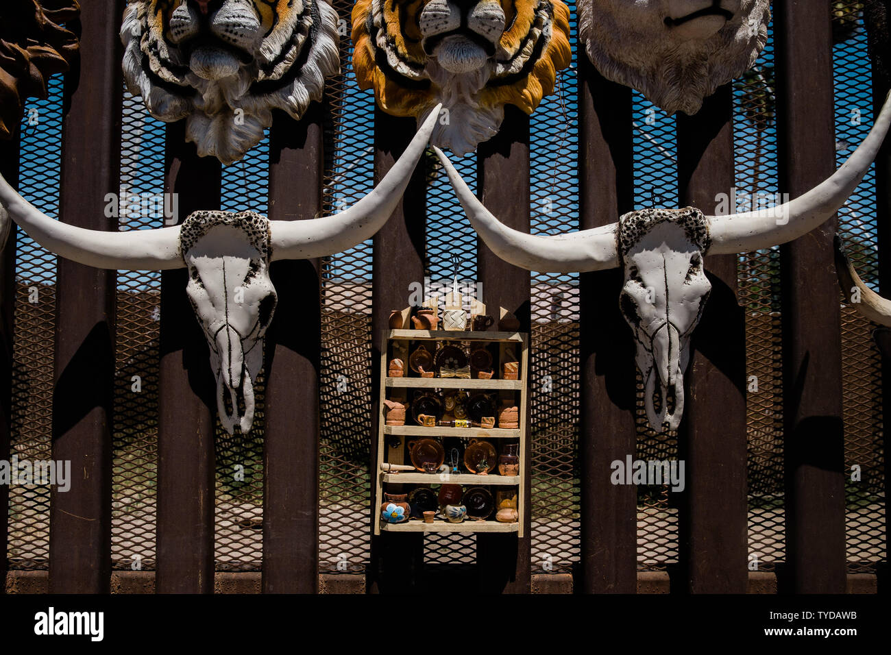 Negozio di souvenir sono visualizzati su la recinzione di confine che divide gli Stati Uniti e il Messico in Mexicali, Mexicoi il 4 aprile 2019. Foto di Ariana Drehsler/UPI Foto Stock Negozio di souvenir sono visualizzati su la recinzione di confine che divide gli Stati Uniti e il Messico in Mexicali, Mexicoi il 4 aprile 2019. Foto di Ariana Drehsler/UPI Foto Stock
