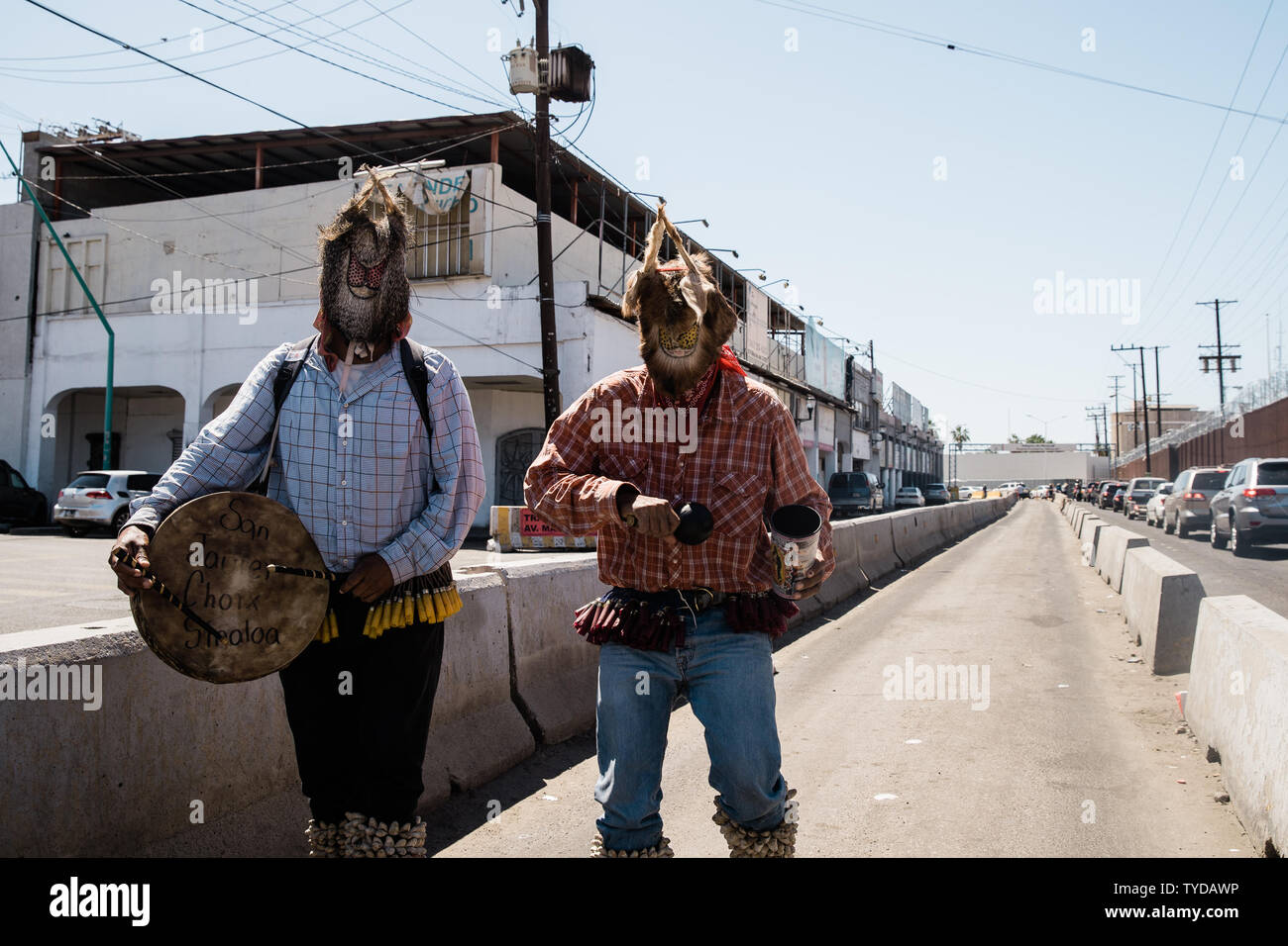 Artisti di strada a piedi vicino la recinzione di confine che divide gli Stati Uniti e il Messico in Mexicali, Messico il 4 aprile 2019. Presidente Trump retrocede minaccia di arrestare la frontiera degli Stati Uniti con il Messico per arrestare attraversamenti di immigrati e dà il Messico un anno di avvertimento. Foto di Ariana Drehsler/UPI Foto Stock Artisti di strada a piedi vicino la recinzione di confine che divide gli Stati Uniti e il Messico in Mexicali, Messico il 4 aprile 2019. Presidente Trump retrocede minaccia di arrestare la frontiera degli Stati Uniti con il Messico per arrestare attraversamenti di immigrati e dà il Messico un anno di avvertimento. Foto di Ariana Drehsler/UPI Foto Stock