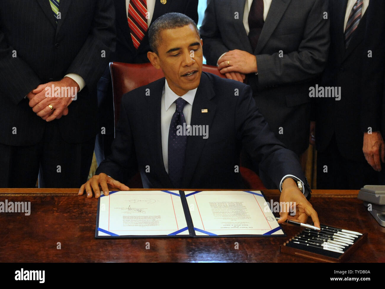 Il Presidente Usa Barack Obama (C) segni la fiera la condanna di agire accanto ai legislatori nell'Ufficio Ovale della Casa Bianca a Washington DC, USA, 03 agosto 2010. La legge mira a correggere le disparità tra il crack e la cocaina in polvere condanna. In precedenza, le persone in possesso di cocaina in polvere potrebbe portare fino a cento volte più grammi di crack i trasgressori e ricevono la stessa frase. Foto Stock