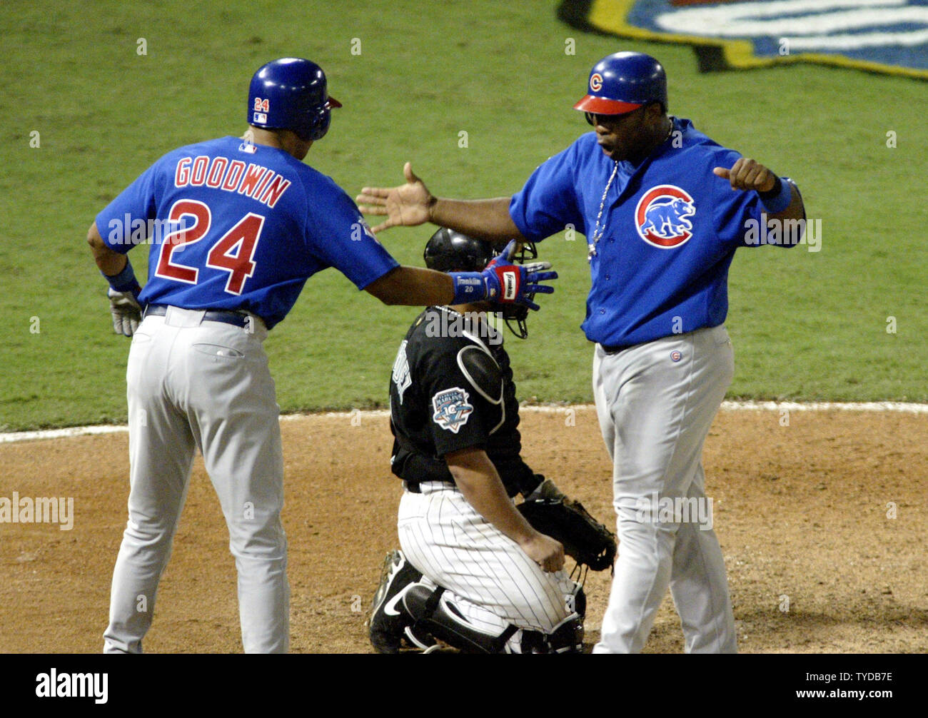 Chicago Cubs Tom Goodwin(24) si congratula con Randall Simon dopo Simon ha colpito un ottavo inning home run contro il Florida Marlins durante il gioco 3 del gli NLC, il Cubs prendere un 2-1 gioco di piombo con questo 5-4 vincere in 11 inning al Pro Player Stadium, Miami, Florida, 10 ottobre 2003. (UPI/Michael Bush) Foto Stock