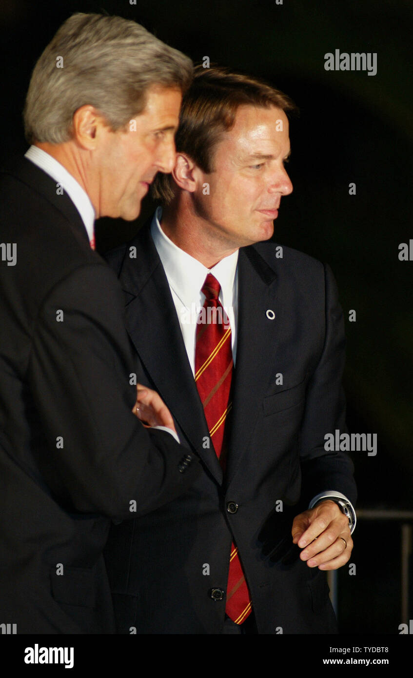 North Carolina senatore democratico, John Edwards con il candidato presidenziale John Kerry a sud della Florida, evento di beneficenza presso lo Sheraton Bal Harbour su Aprile 20, 2004, in Bal Harbour, FL. (UPI foto/Robert Stolpe) Foto Stock